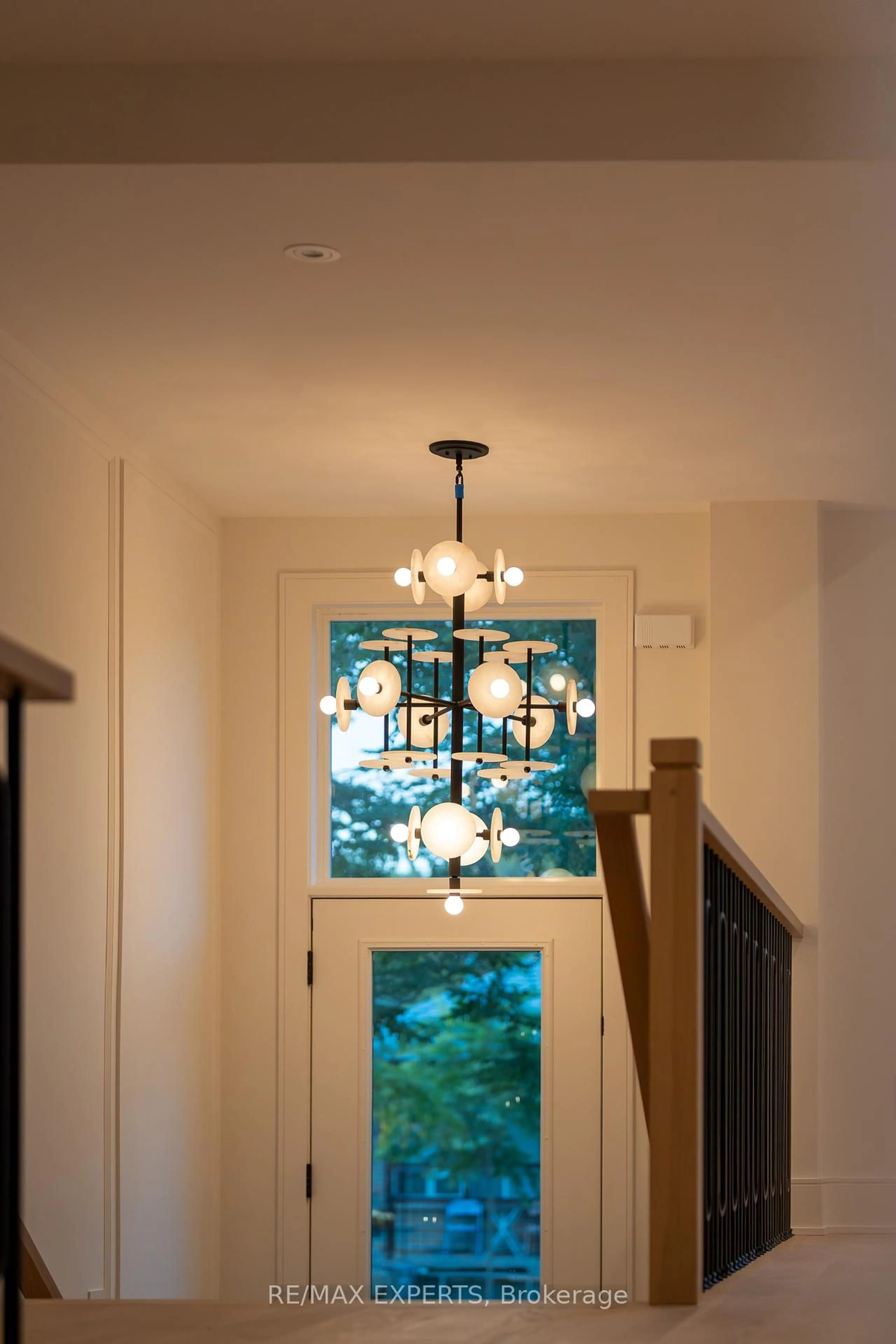 Indoor entryway for 15 Holland Park Ave, Toronto Ontario M6C 1M2