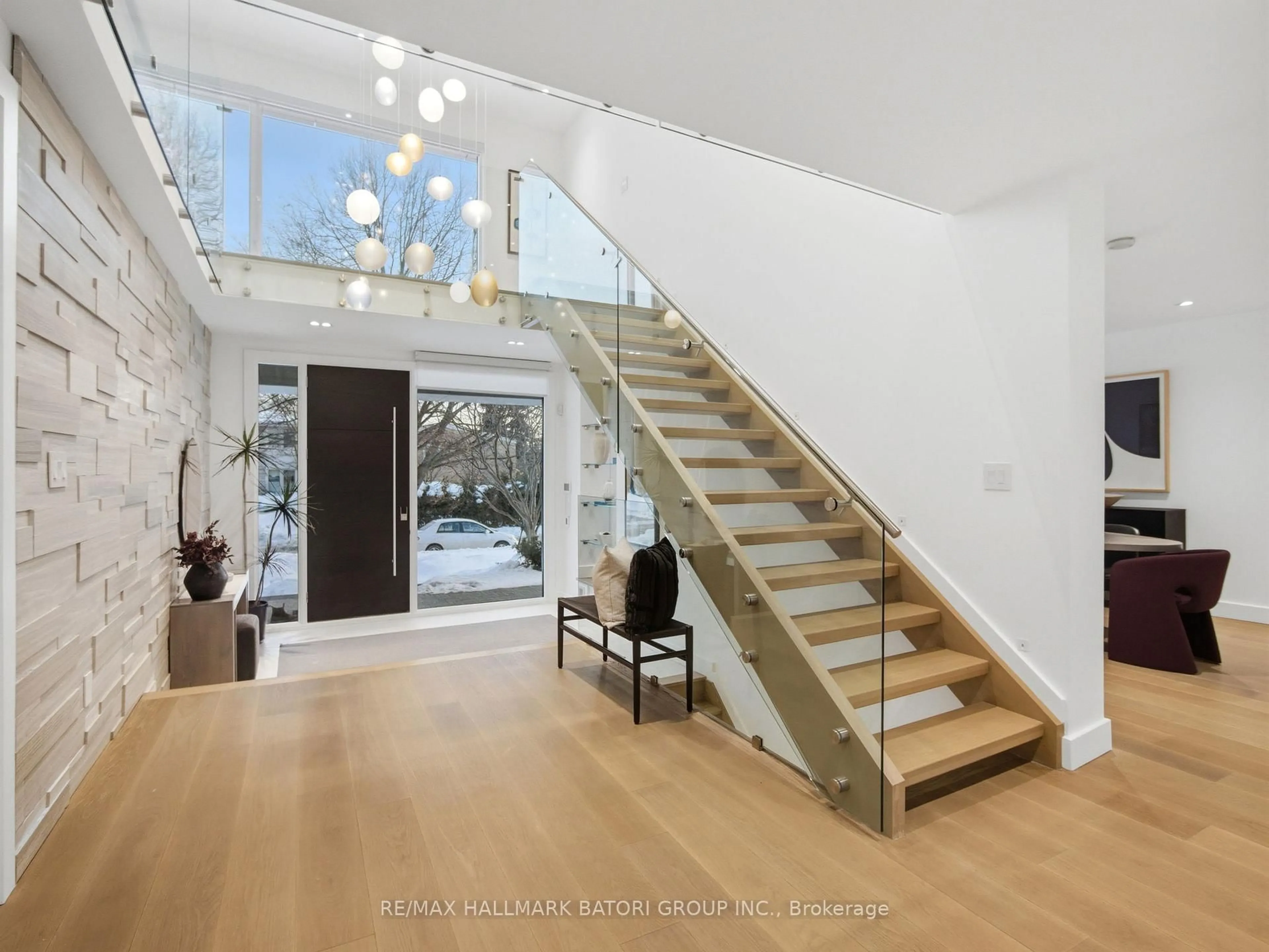 Indoor foyer for 716 Briar Hill Ave, Toronto Ontario M6B 1L3
