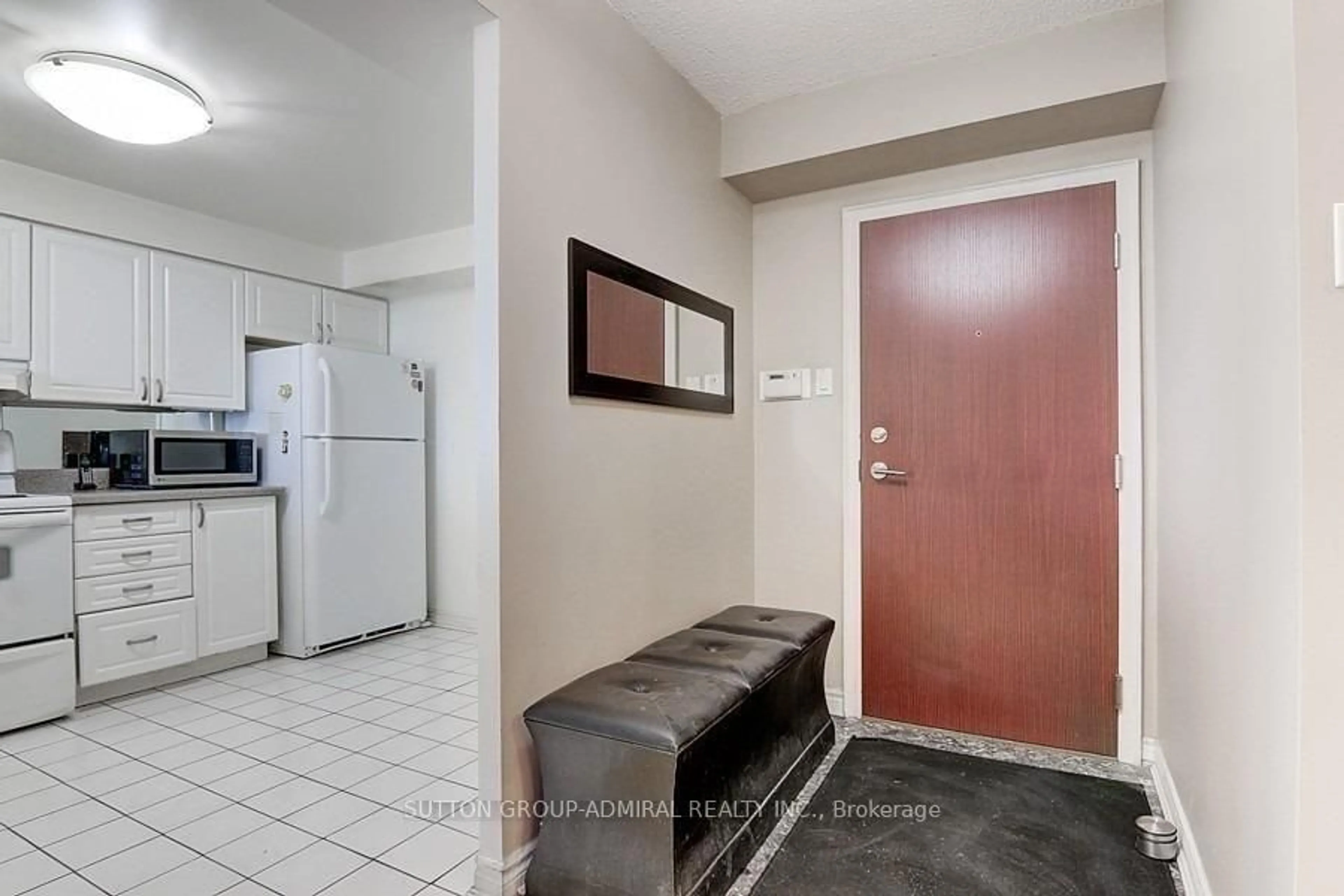 Indoor entryway for 1121 Steeles Ave #1008, Toronto Ontario M2R 3W7