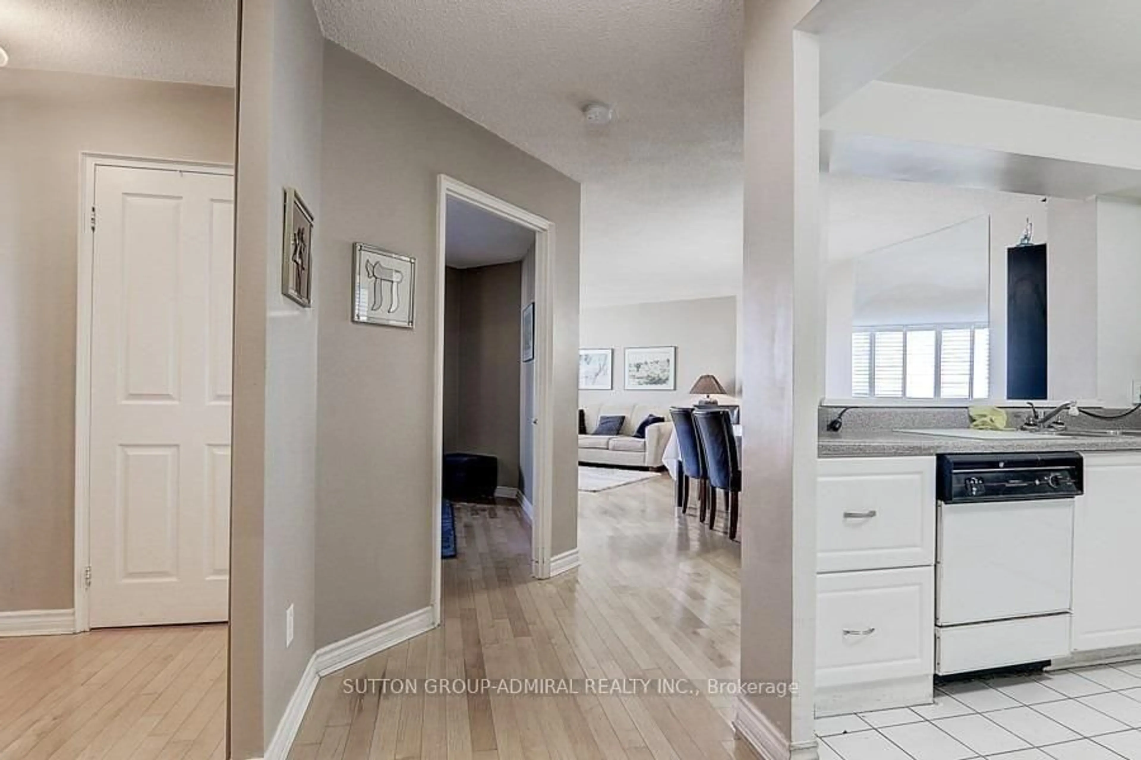 Indoor entryway for 1121 Steeles Ave #1008, Toronto Ontario M2R 3W7