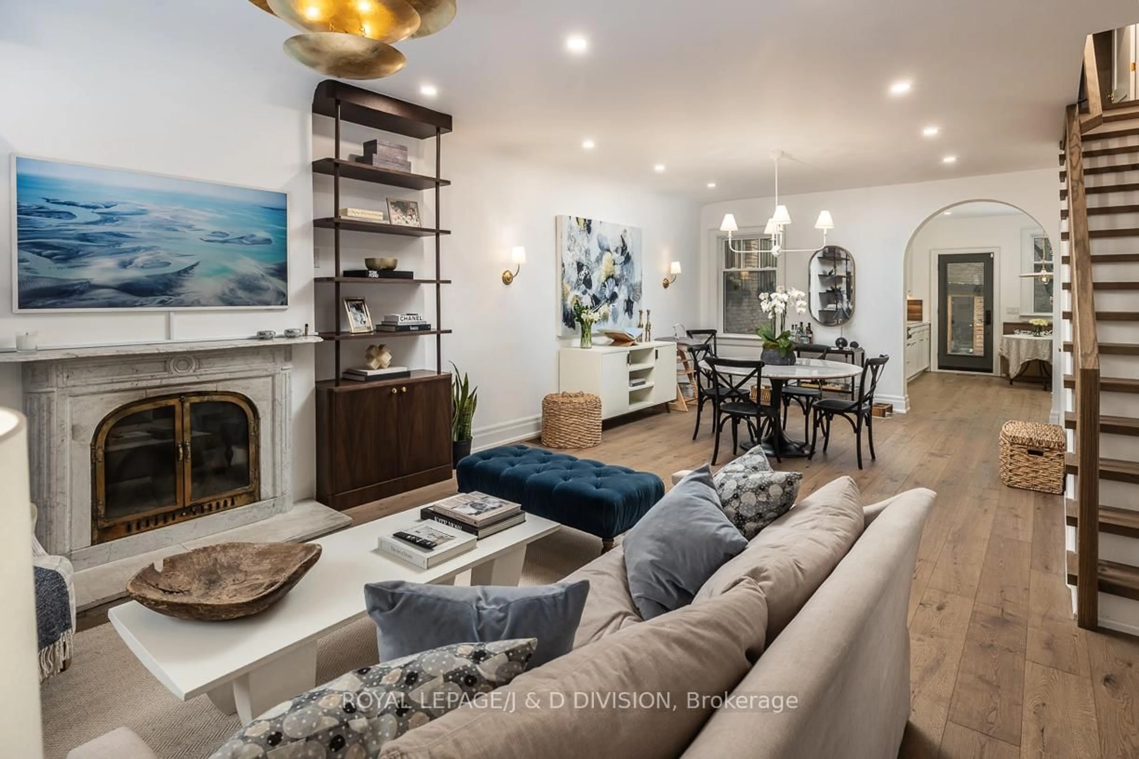 Living room with furniture, unknown for 102 Shaftesbury Ave, Toronto Ontario M4T 1A5