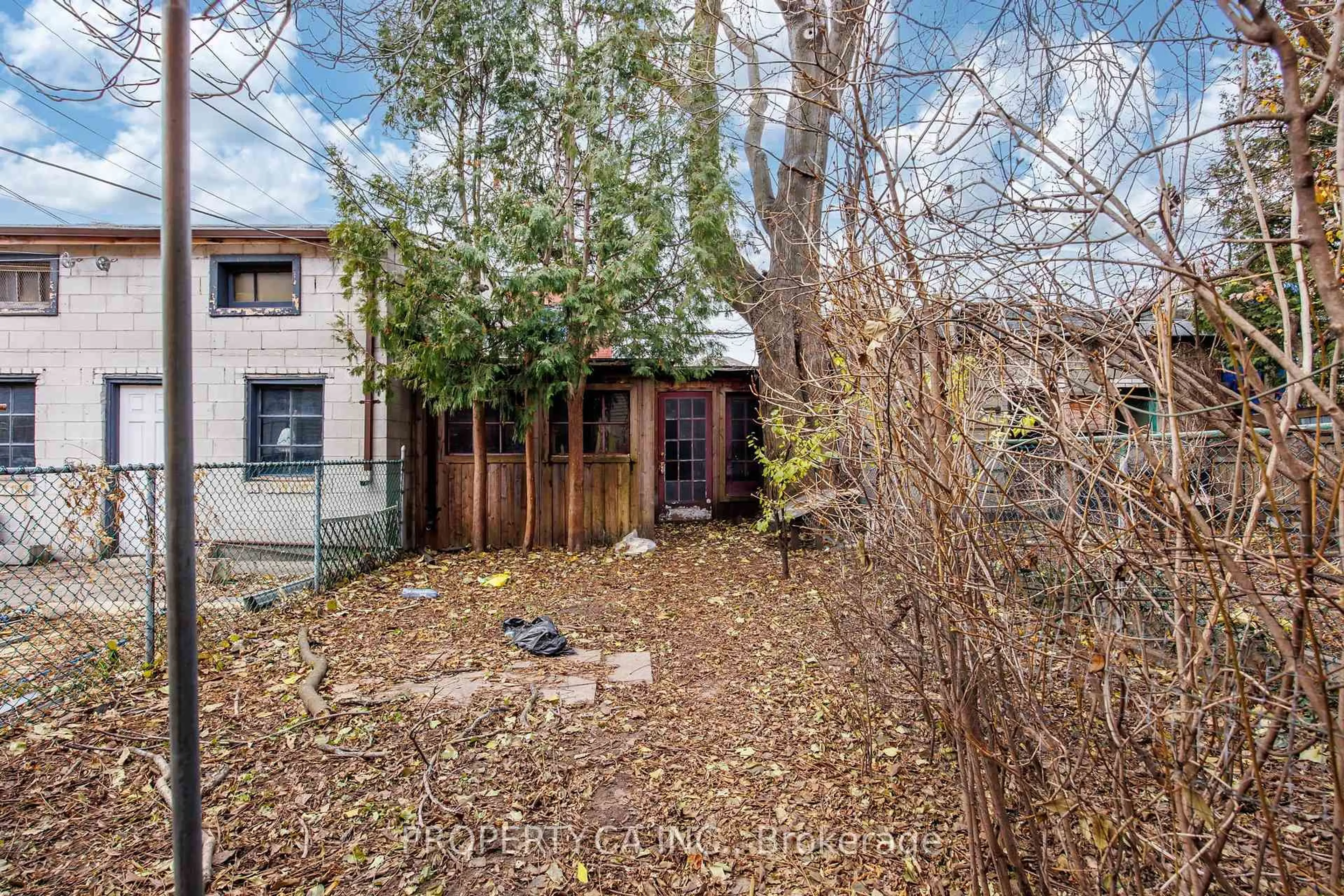 A pic from outside/outdoor area/front of a property/back of a property/a pic from drone, street for 50 Grove Ave, Toronto Ontario M6J 3B6