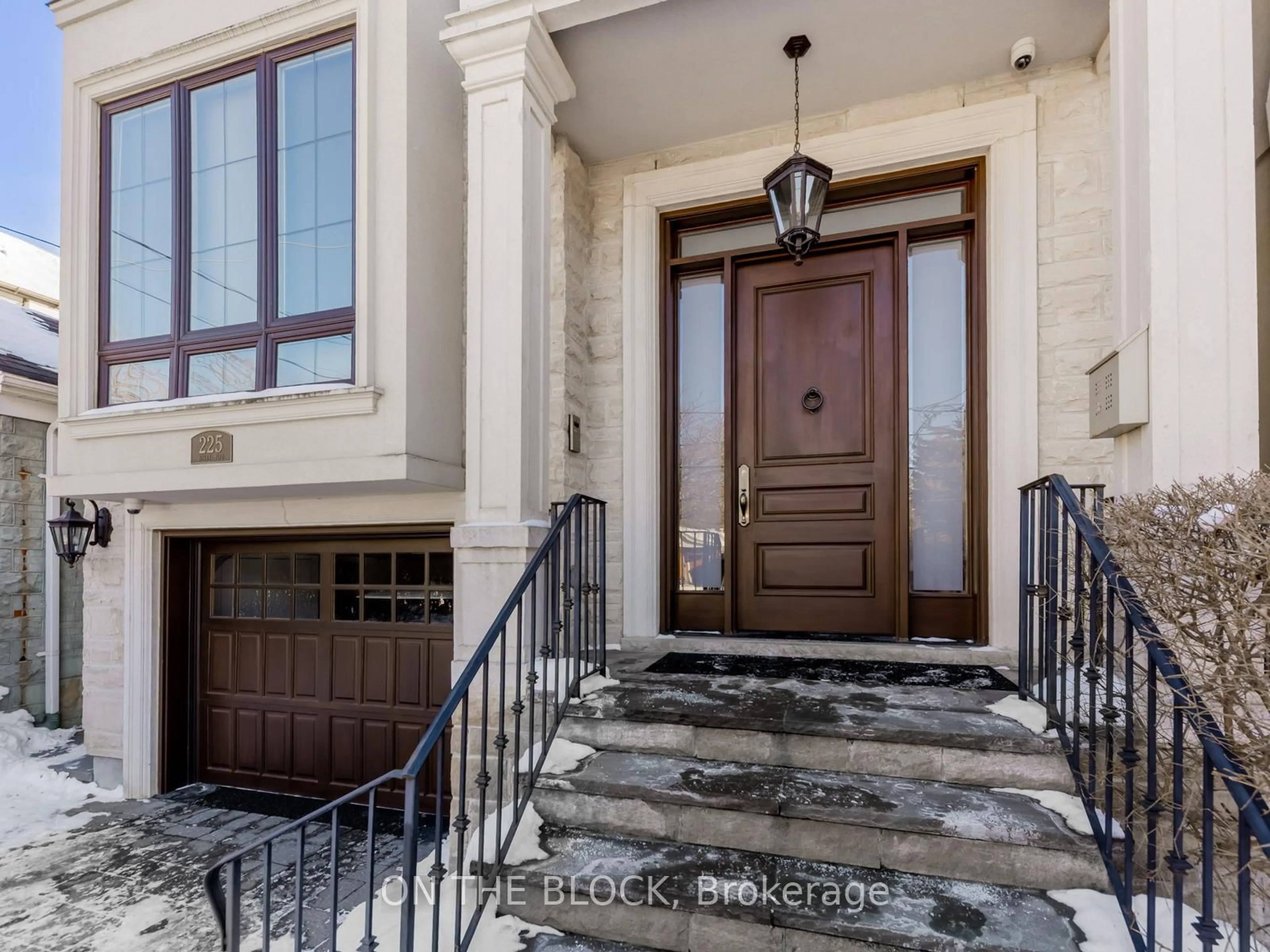 Indoor entryway for 225 Joicey Blvd, Toronto Ontario M5M 2V4