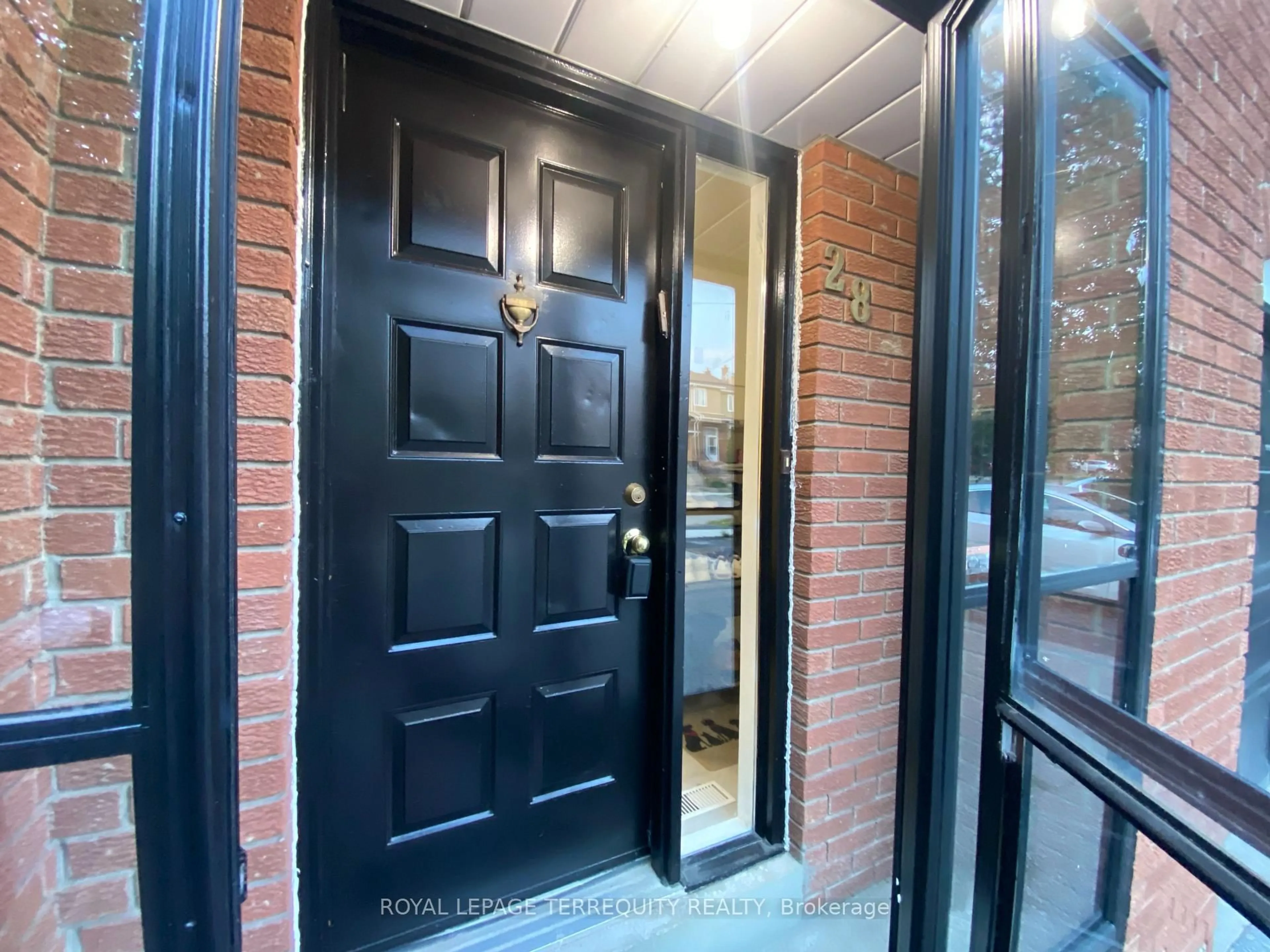 Indoor entryway for 28 Festival Dr, Toronto Ontario M2R 3V1