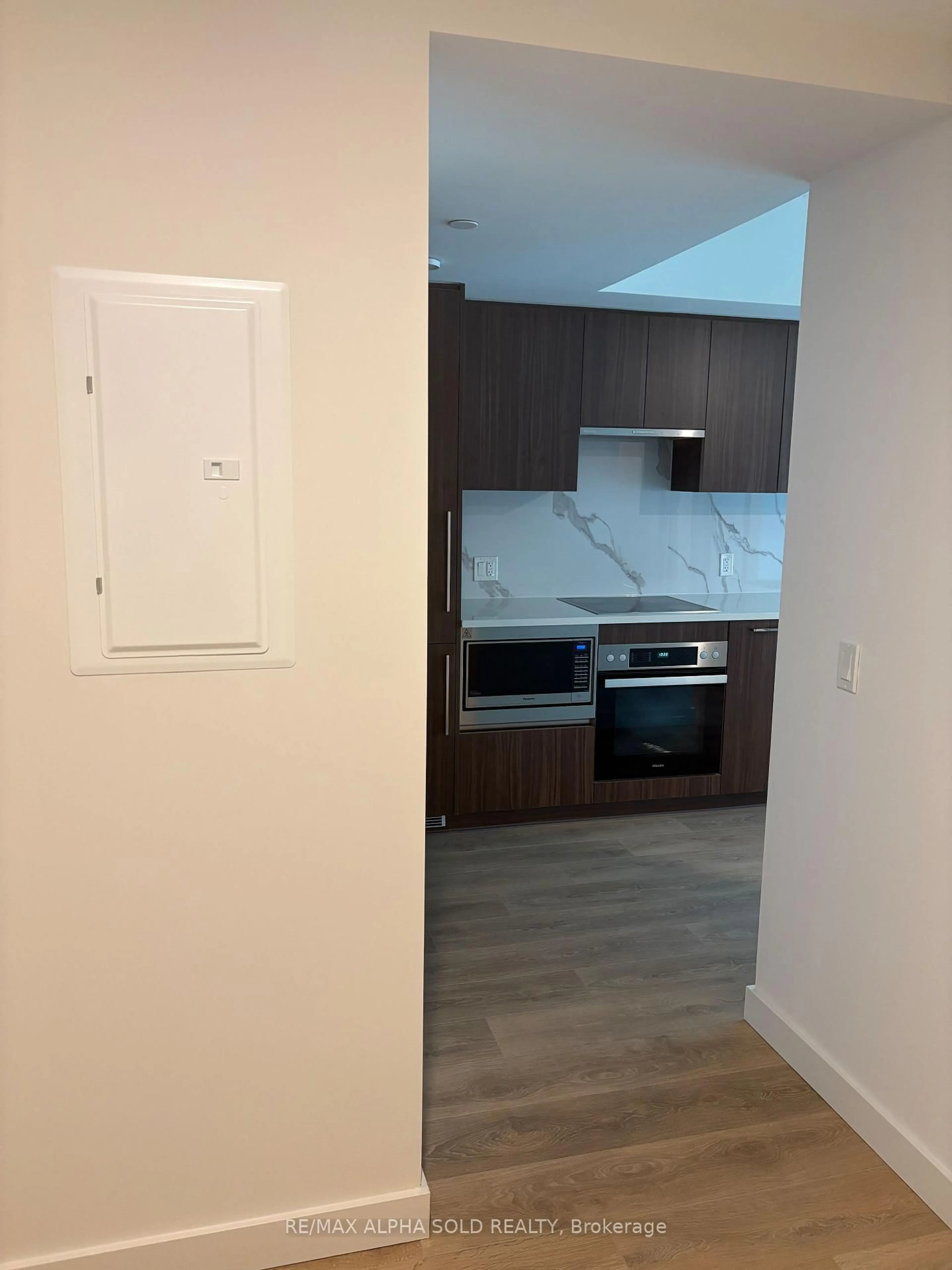 Standard kitchen, unknown for 3 Concord Cityplace Way #627, Toronto Ontario M5V 0X4