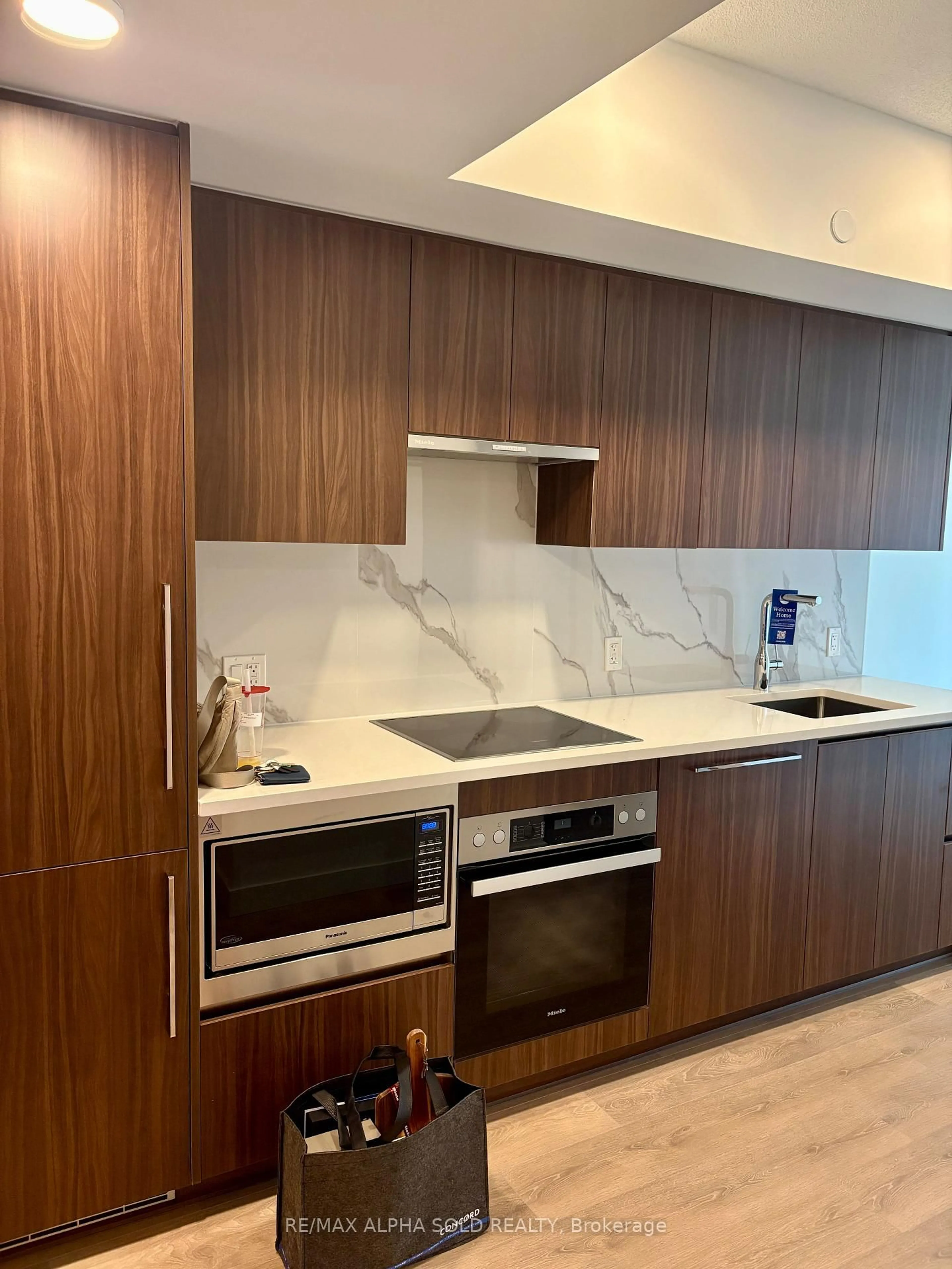 Standard kitchen, unknown for 3 Concord Cityplace Way #627, Toronto Ontario M5V 0X4