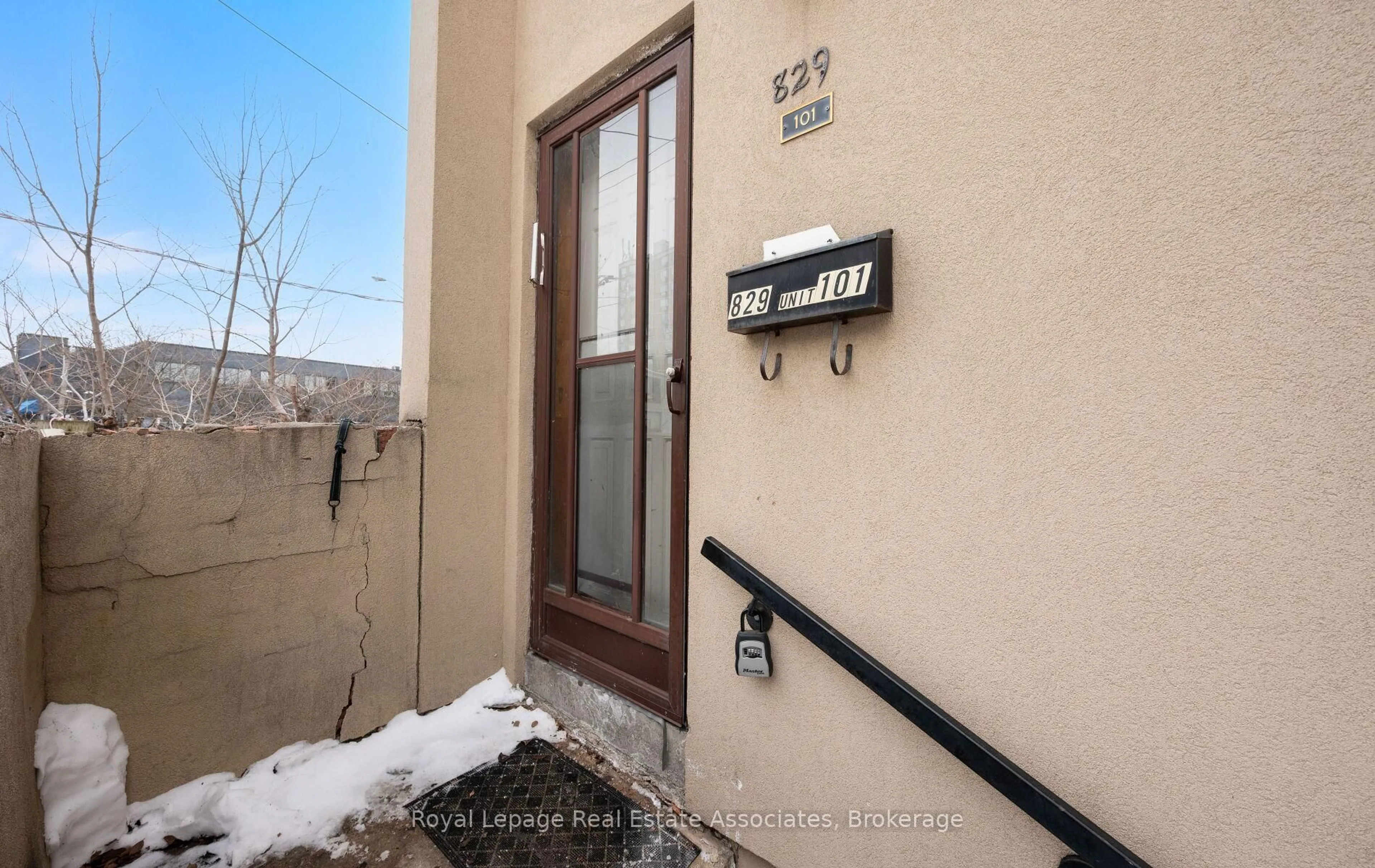 Indoor entryway for 829 Richmond St #101, Toronto Ontario M6J 3P7