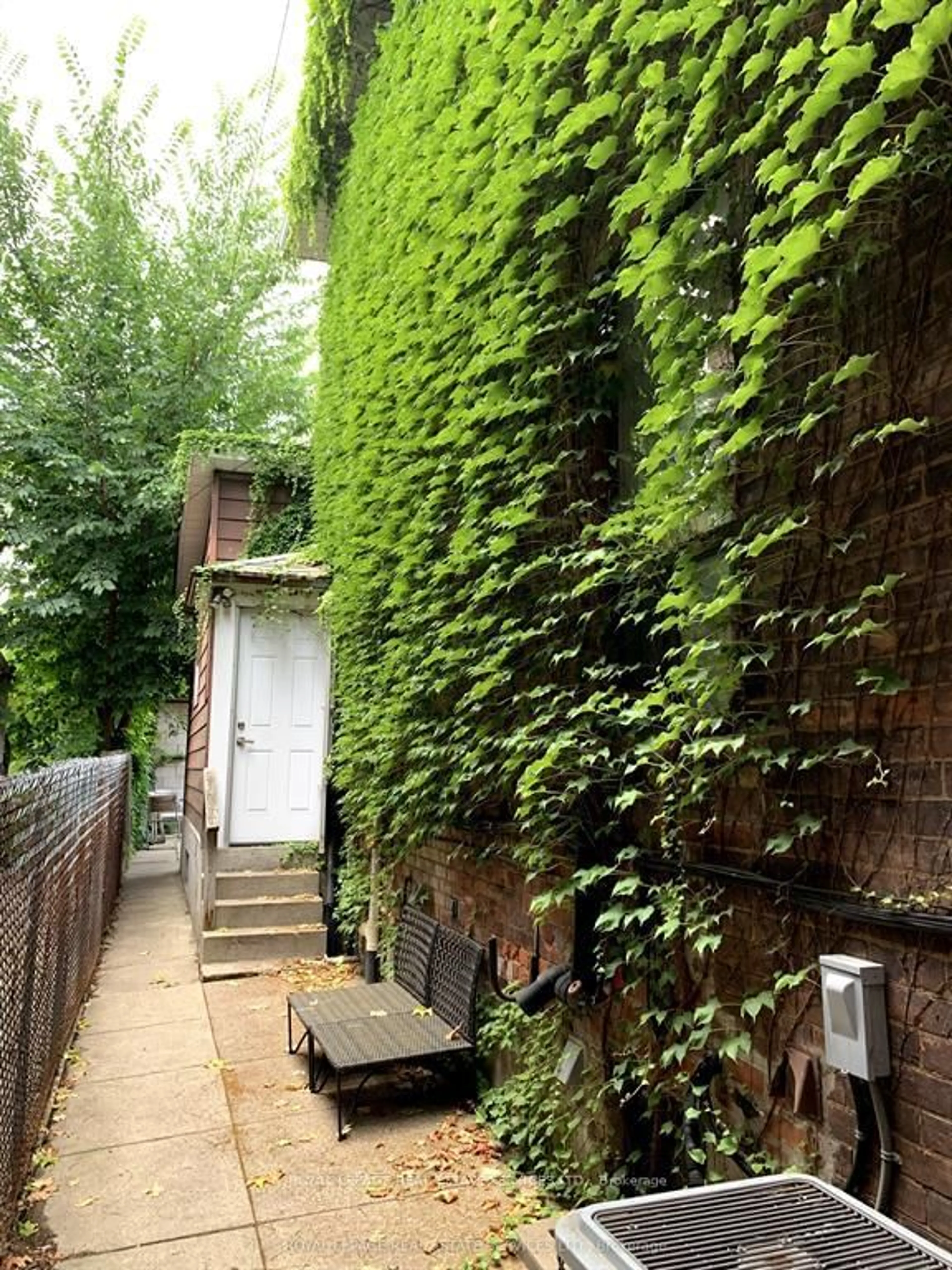 Patio, street for 464 Euclid Ave, Toronto Ontario M6G 2S9