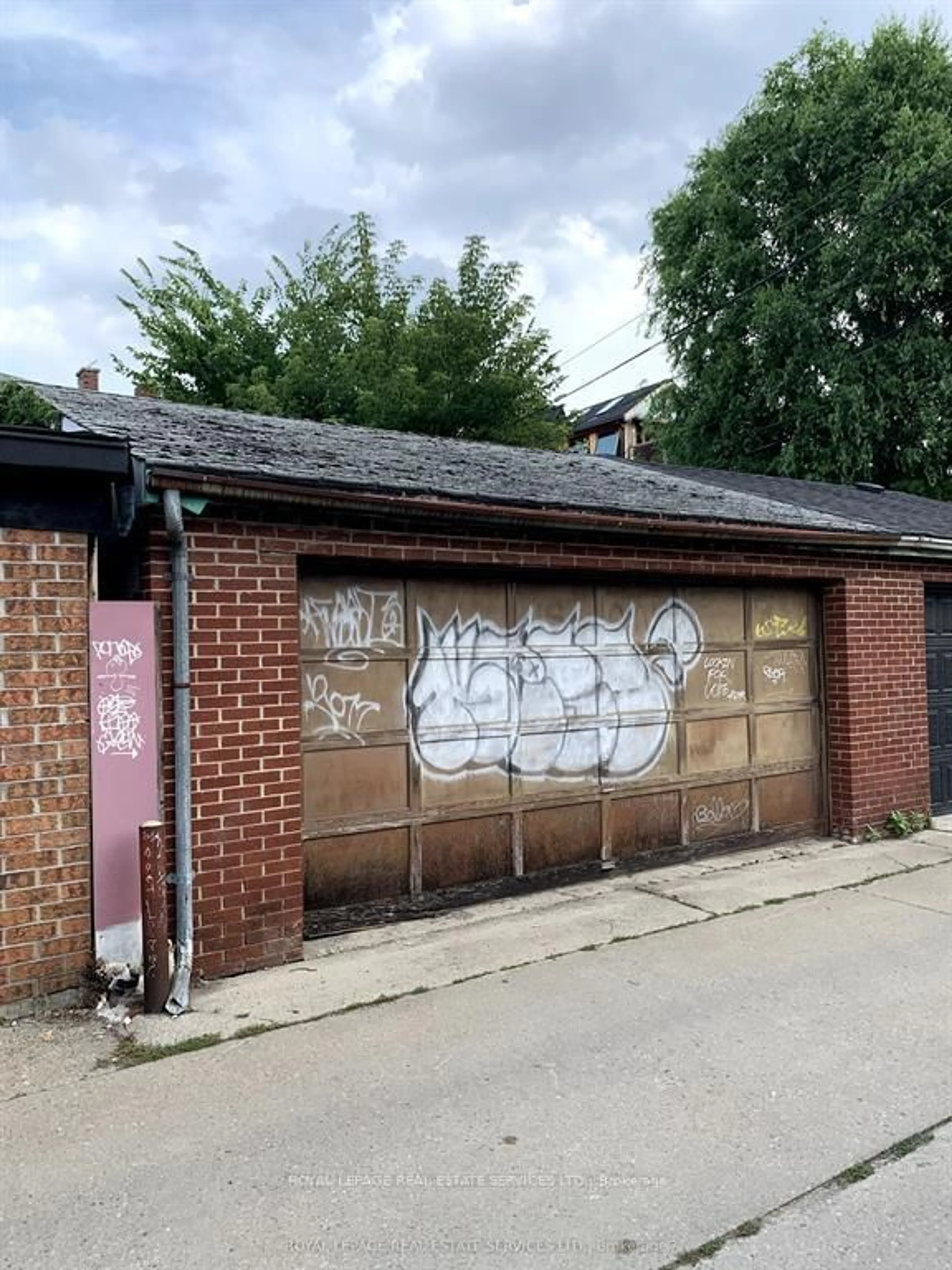 Home with brick exterior material, building for 464 Euclid Ave, Toronto Ontario M6G 2S9