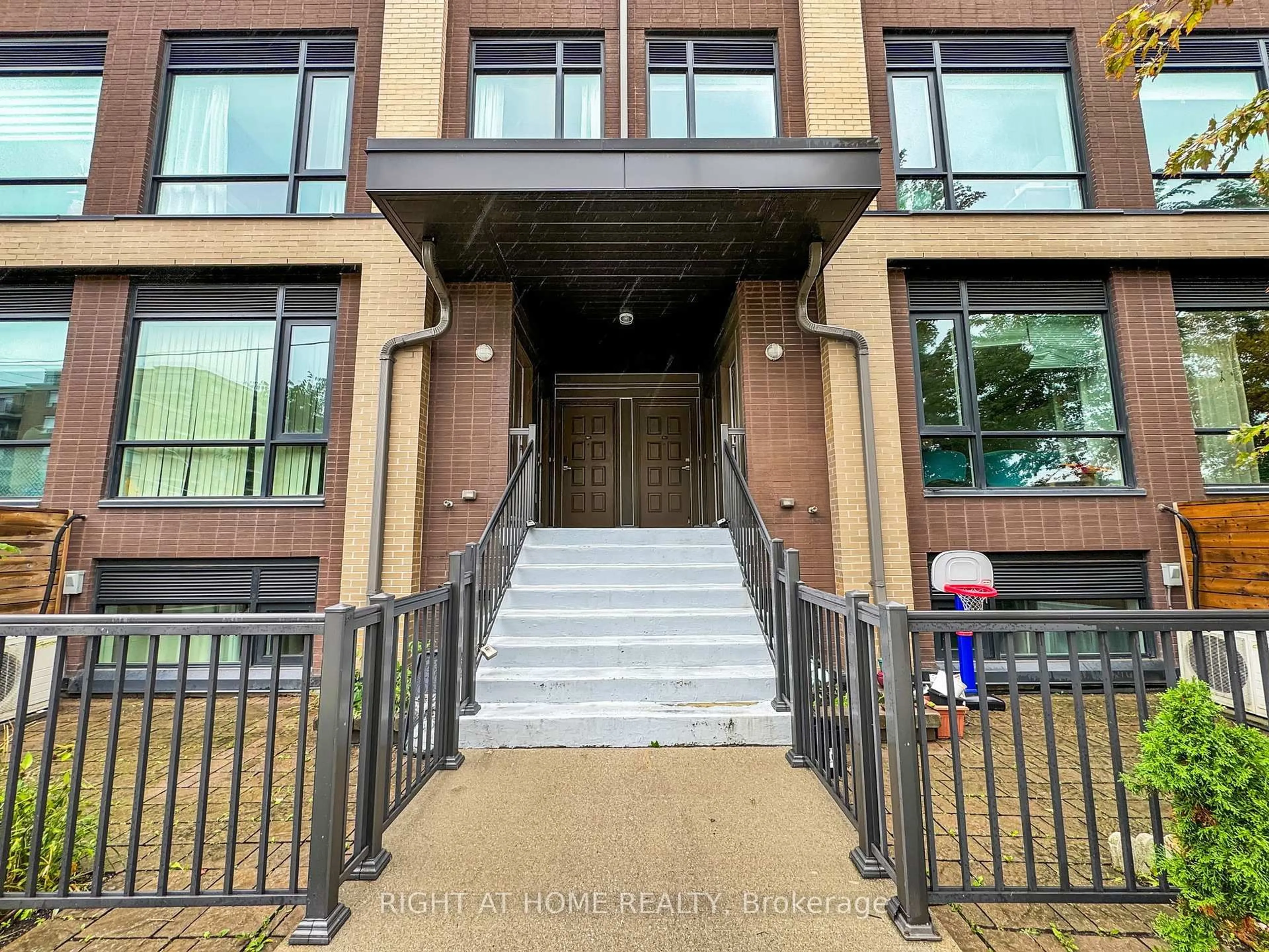 Indoor entryway for 639 Lawrence Ave #312, Toronto Ontario M6A 1A9