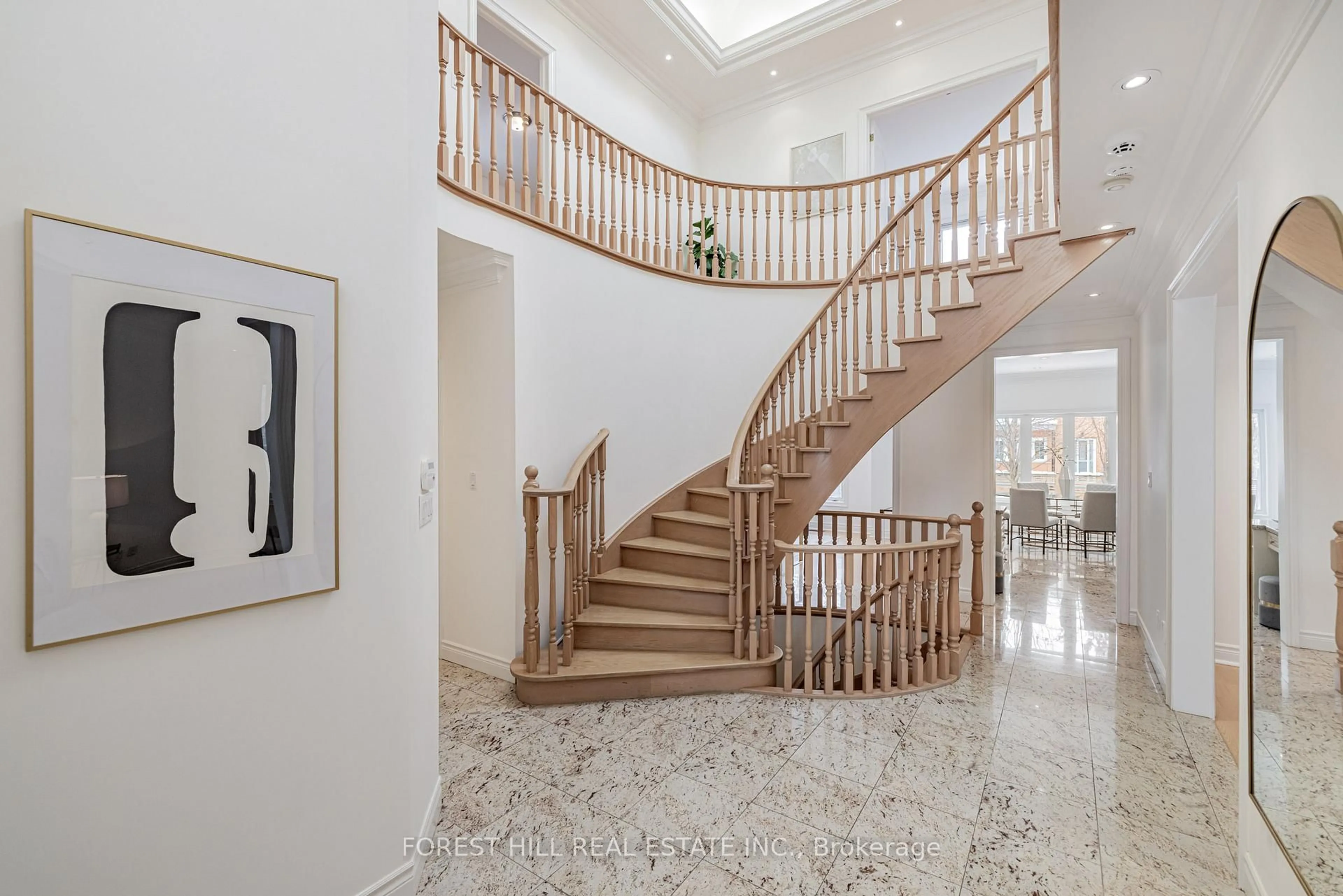 Indoor foyer for 16 Northwood Dr, Toronto Ontario M2M 2J8
