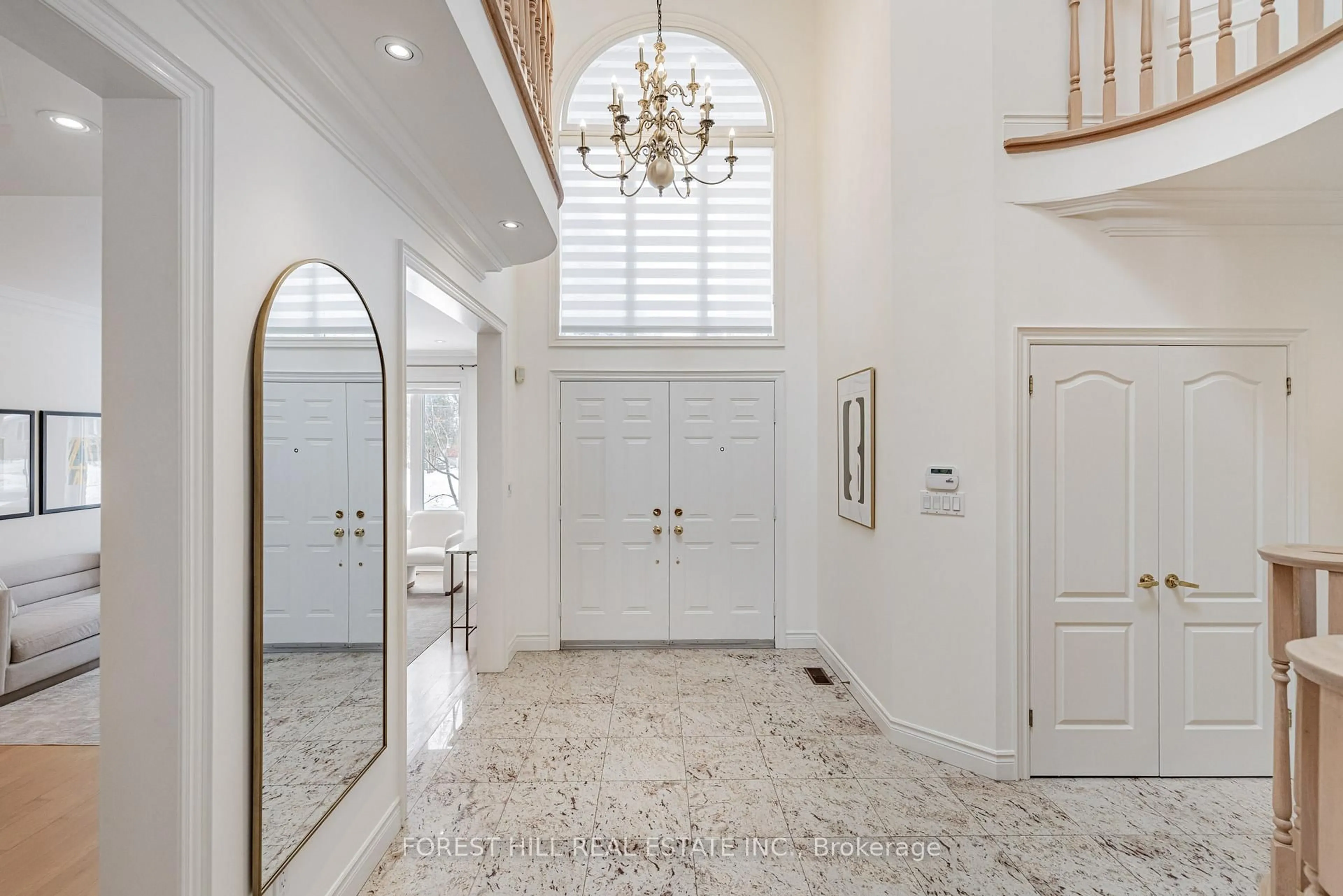 Indoor entryway for 16 Northwood Dr, Toronto Ontario M2M 2J8