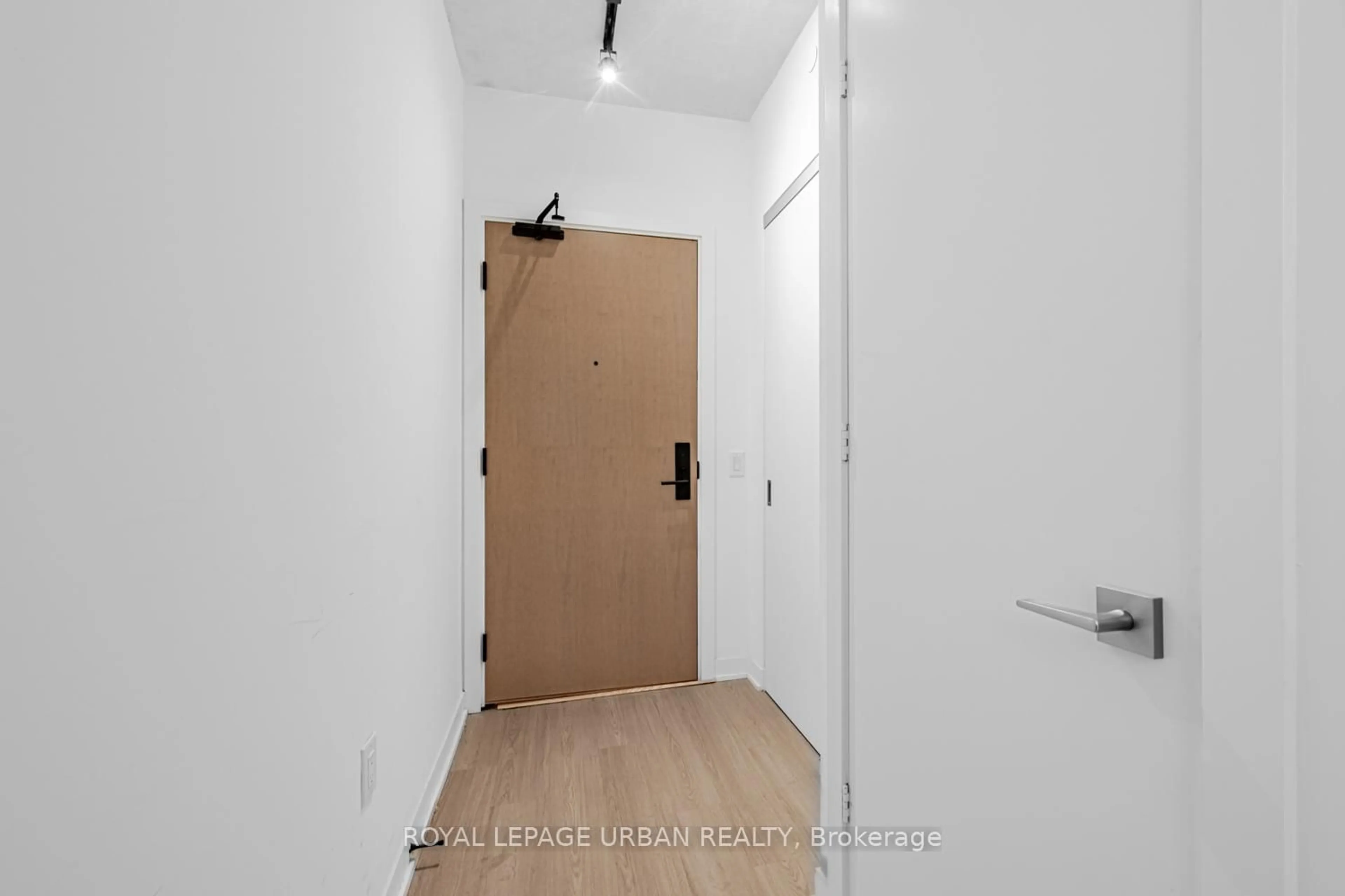 Indoor entryway for 195 McCaul St #521, Toronto Ontario M5T 0E5