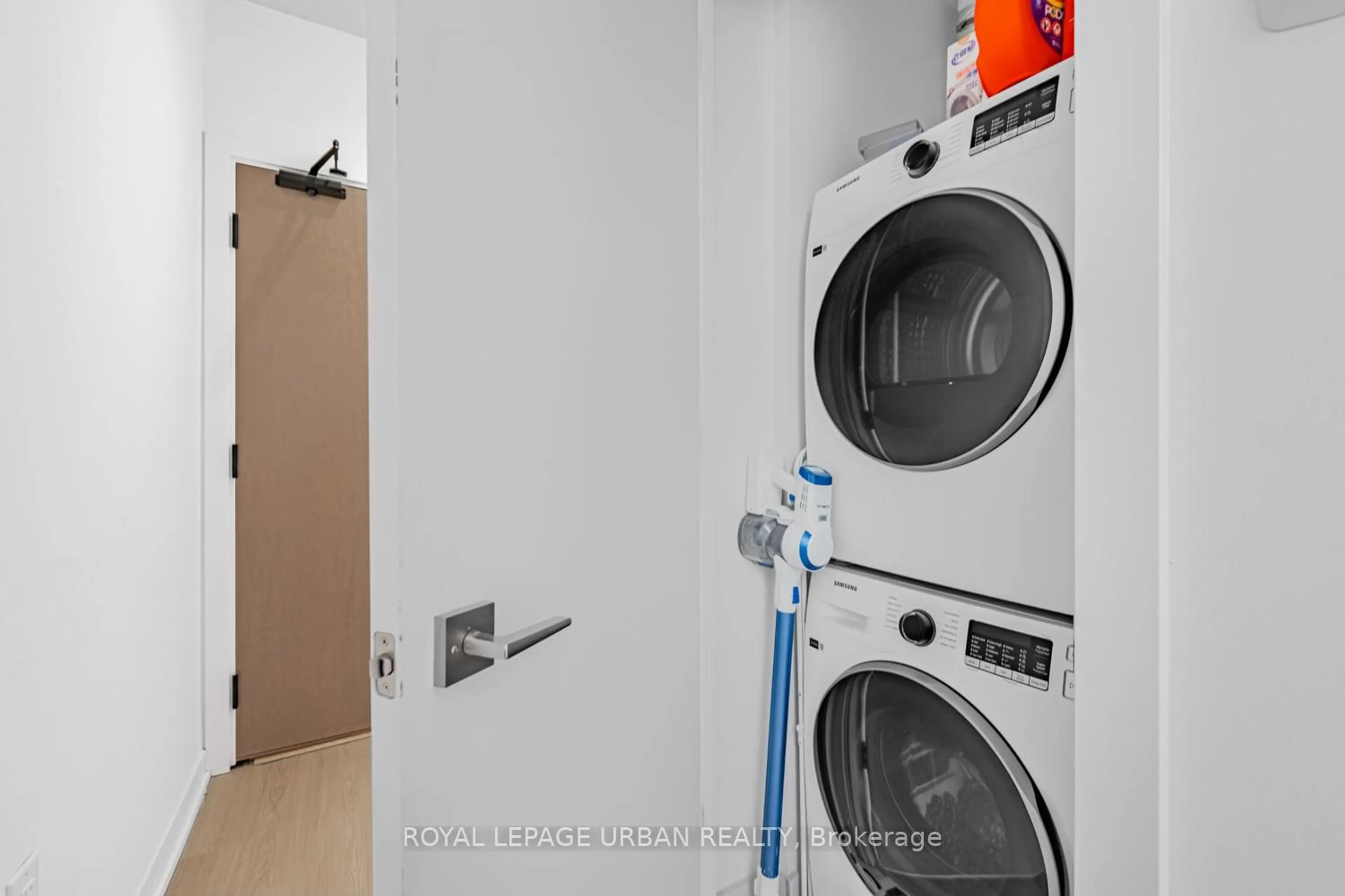 Laundry room for 195 McCaul St #521, Toronto Ontario M5T 0E5