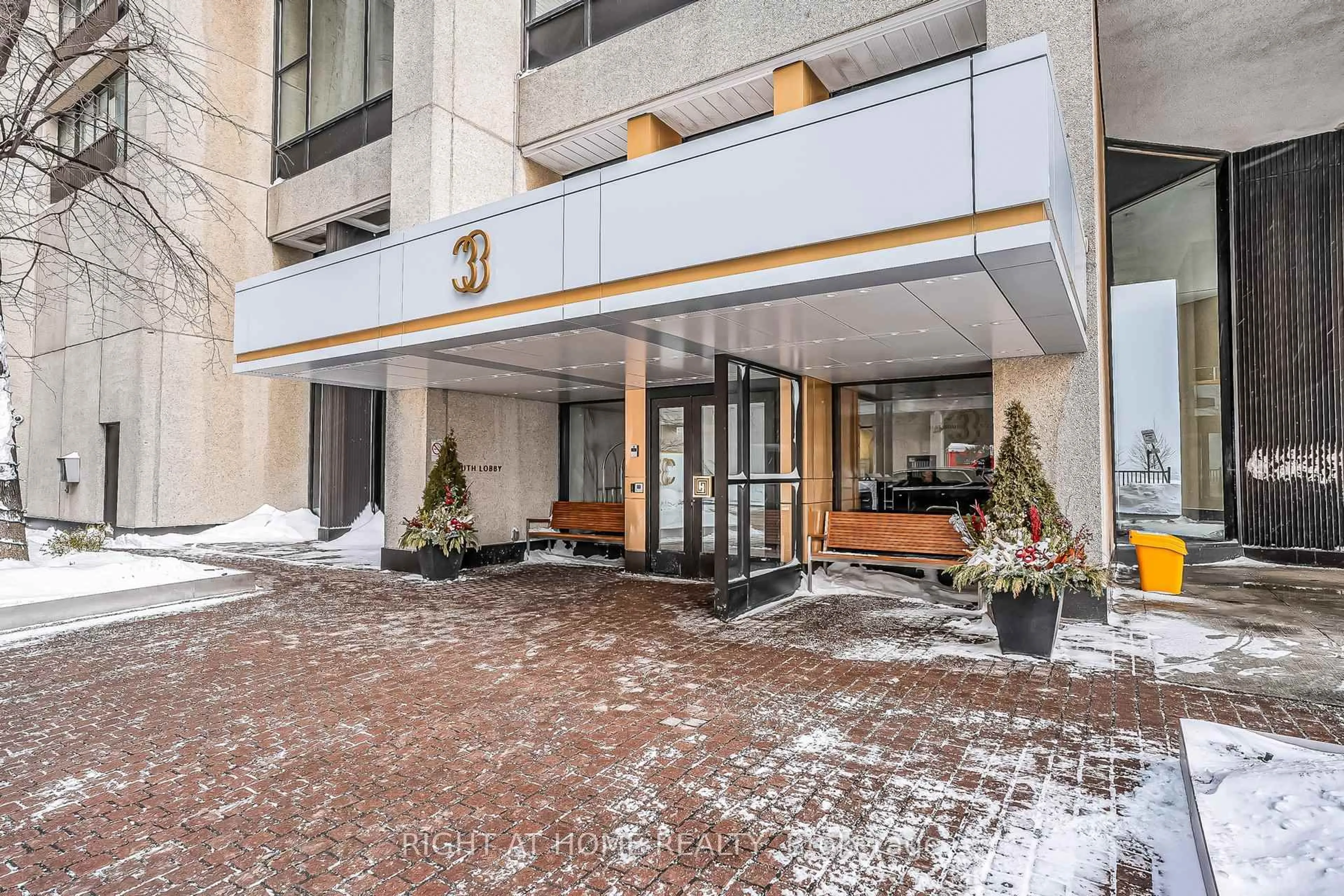 Indoor foyer for 33 Harbour Sq ##2019, Toronto Ontario M5J 2G2