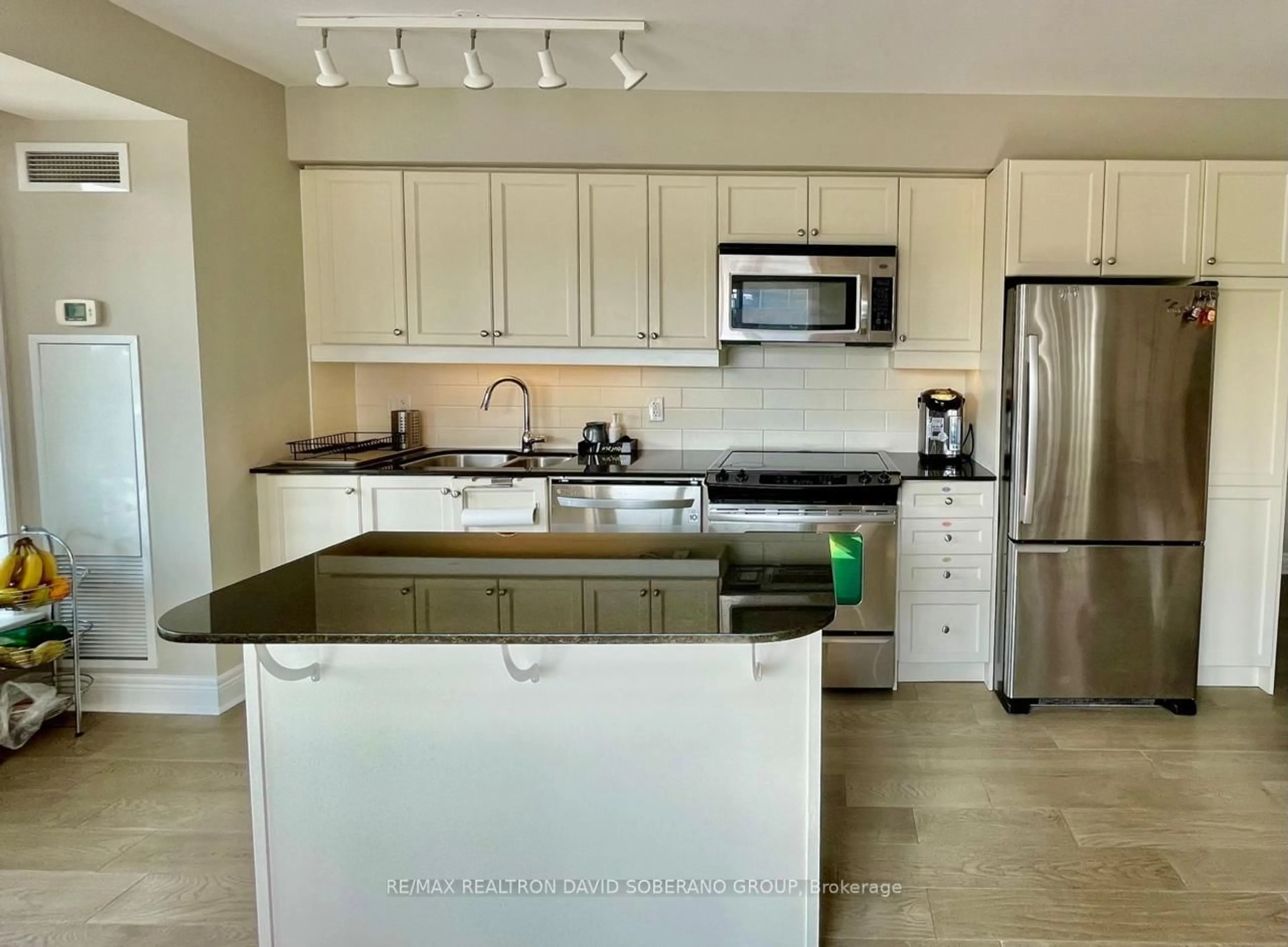 Open concept kitchen, unknown for 701 Sheppard Ave #315, Toronto Ontario M3H 0B2