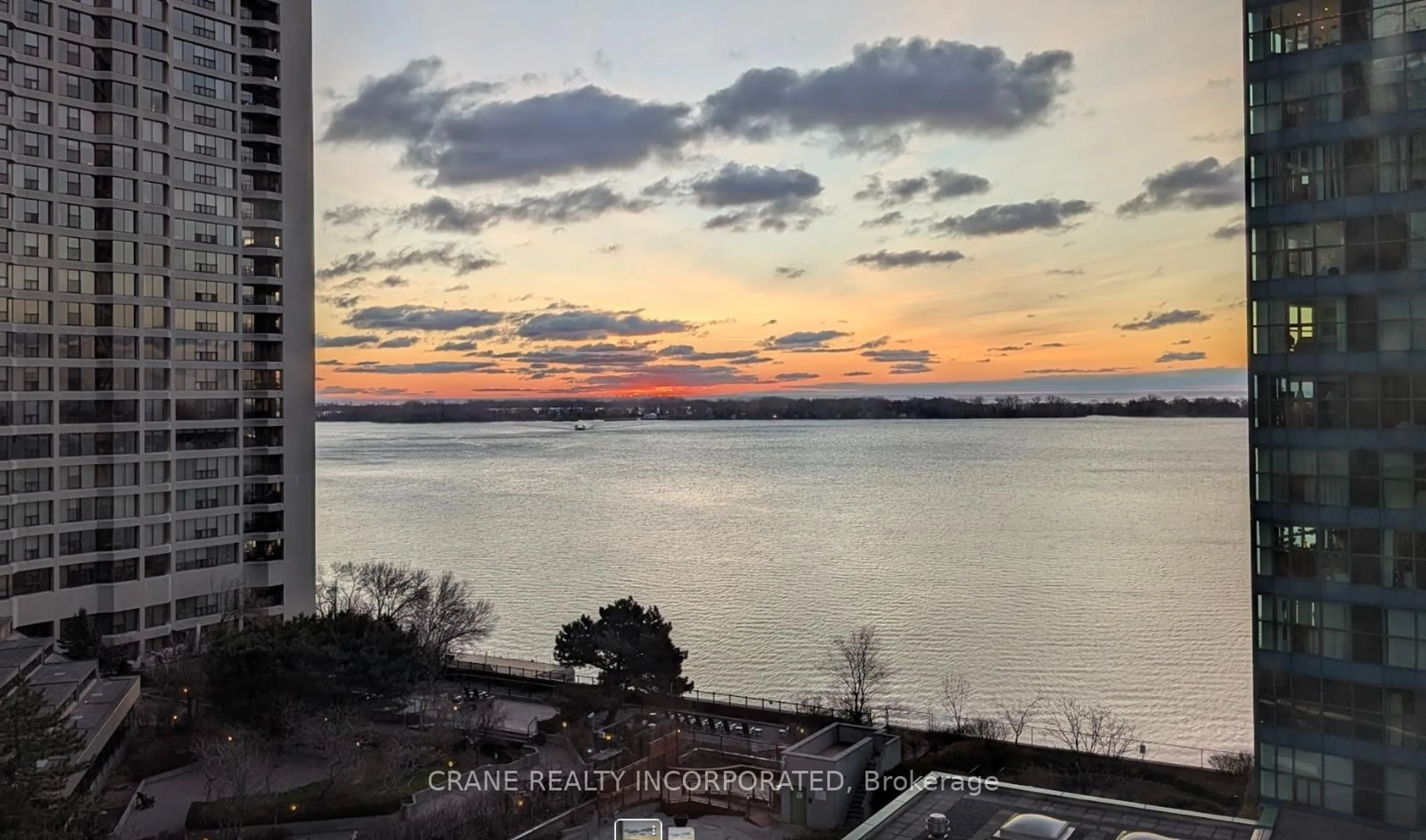 Blurry image for 77 Harbour Sq #1605, Toronto Ontario M5J 2S2