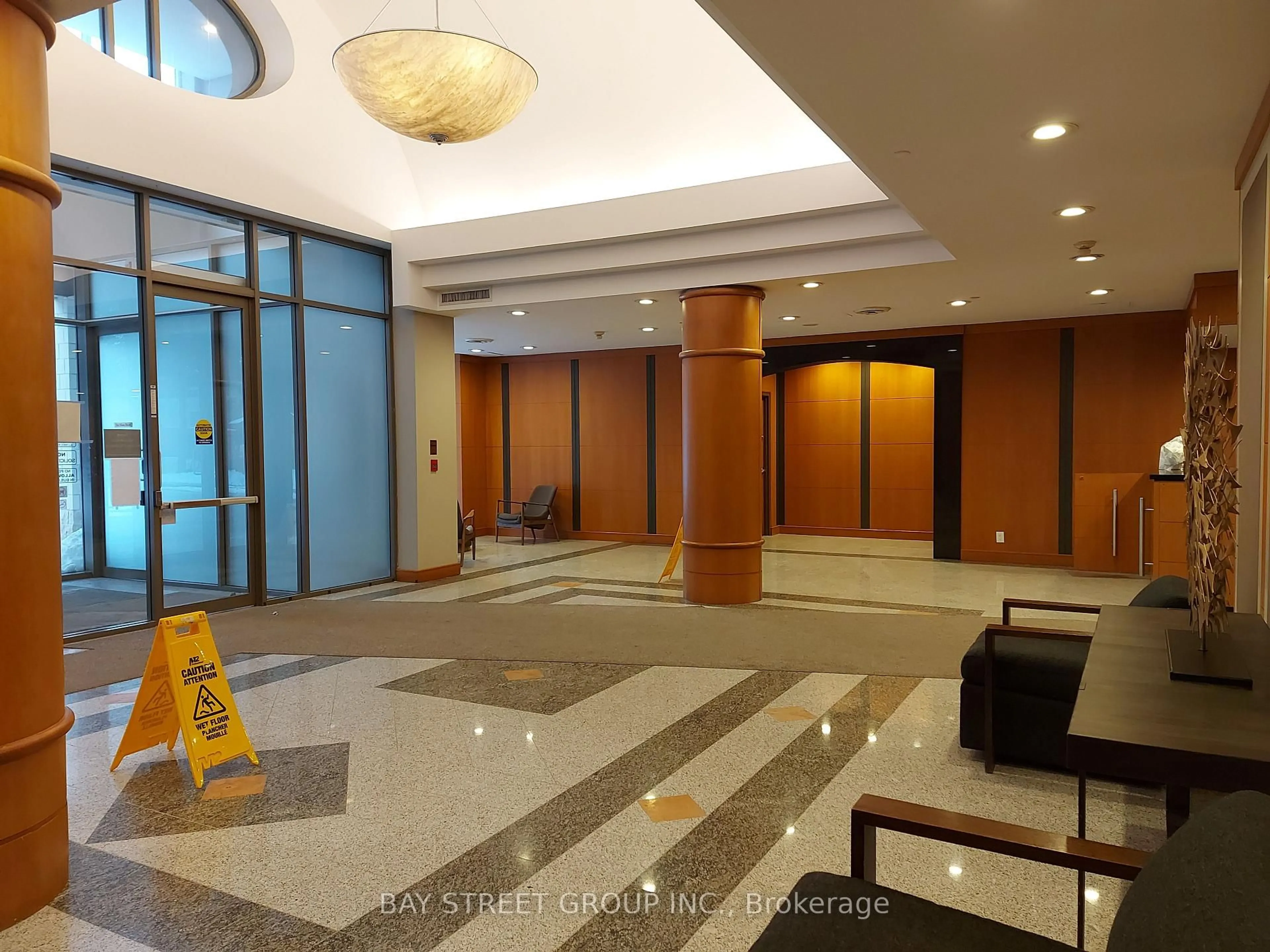 Indoor foyer for 256 Doris Ave #1111, Toronto Ontario M2N 6X8