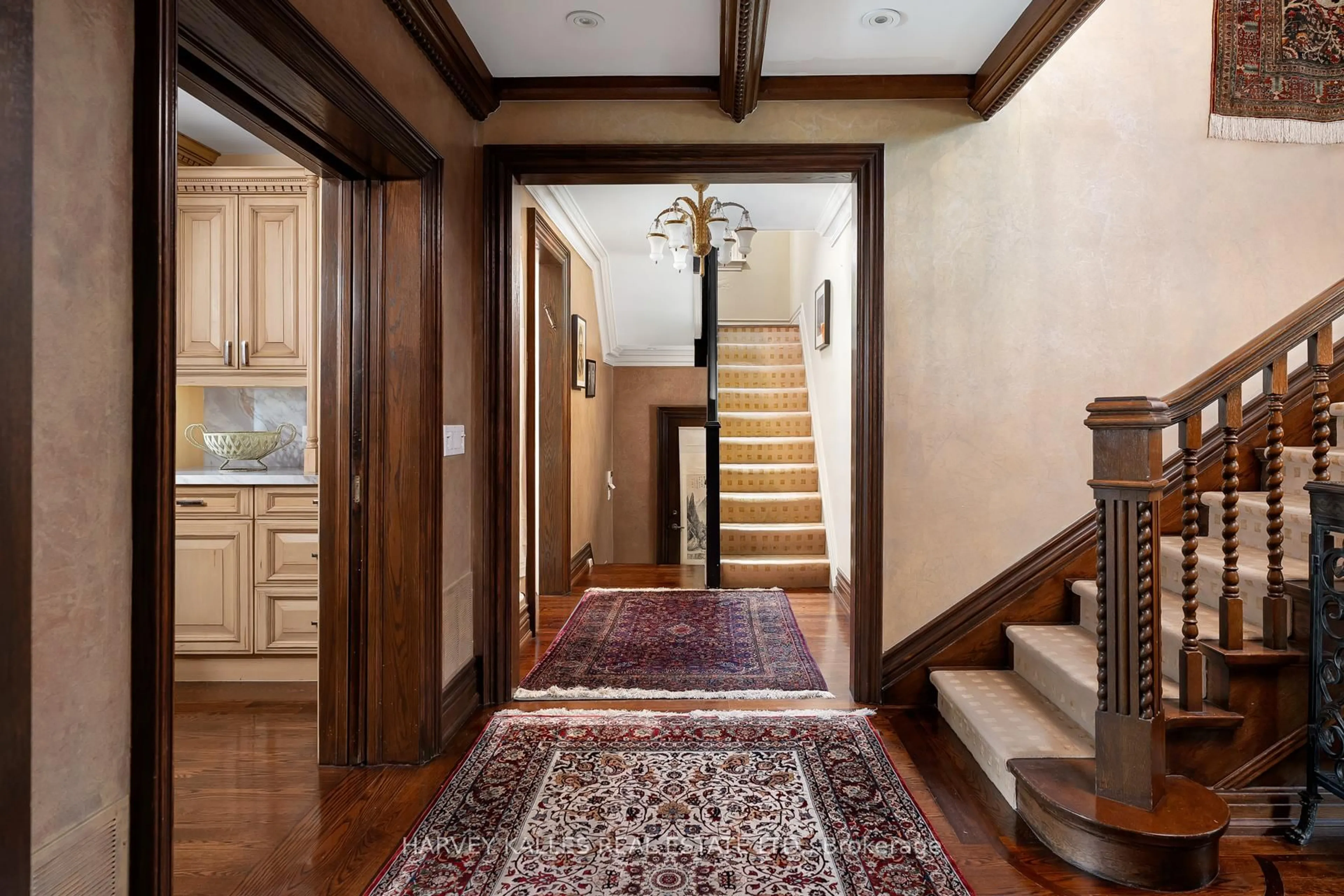 Indoor foyer for 7 Ridgewood Rd, Toronto Ontario M5P 1T4