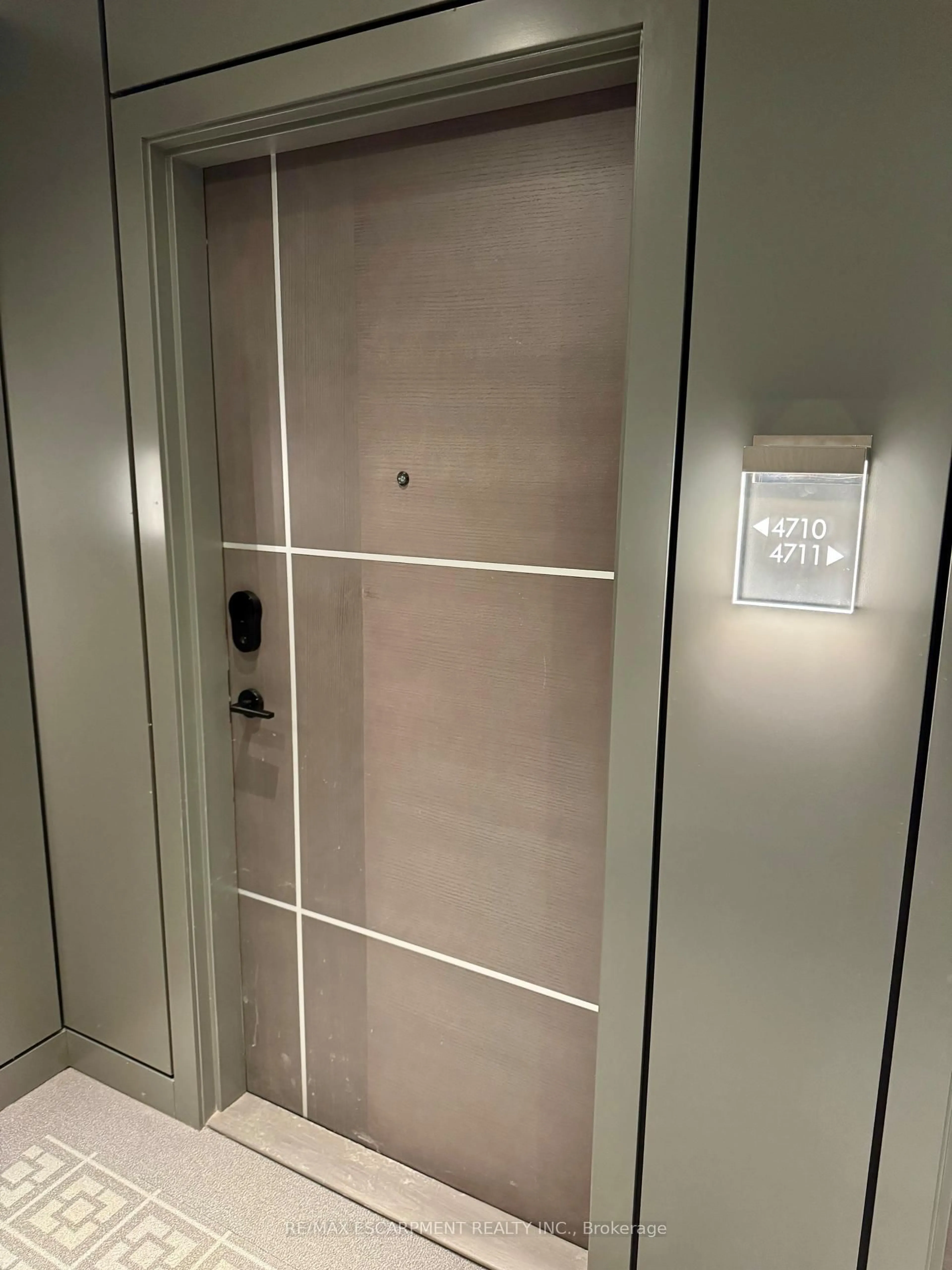 Indoor foyer for 100 Dalhousie St #4710, Toronto Ontario M5B 0C7
