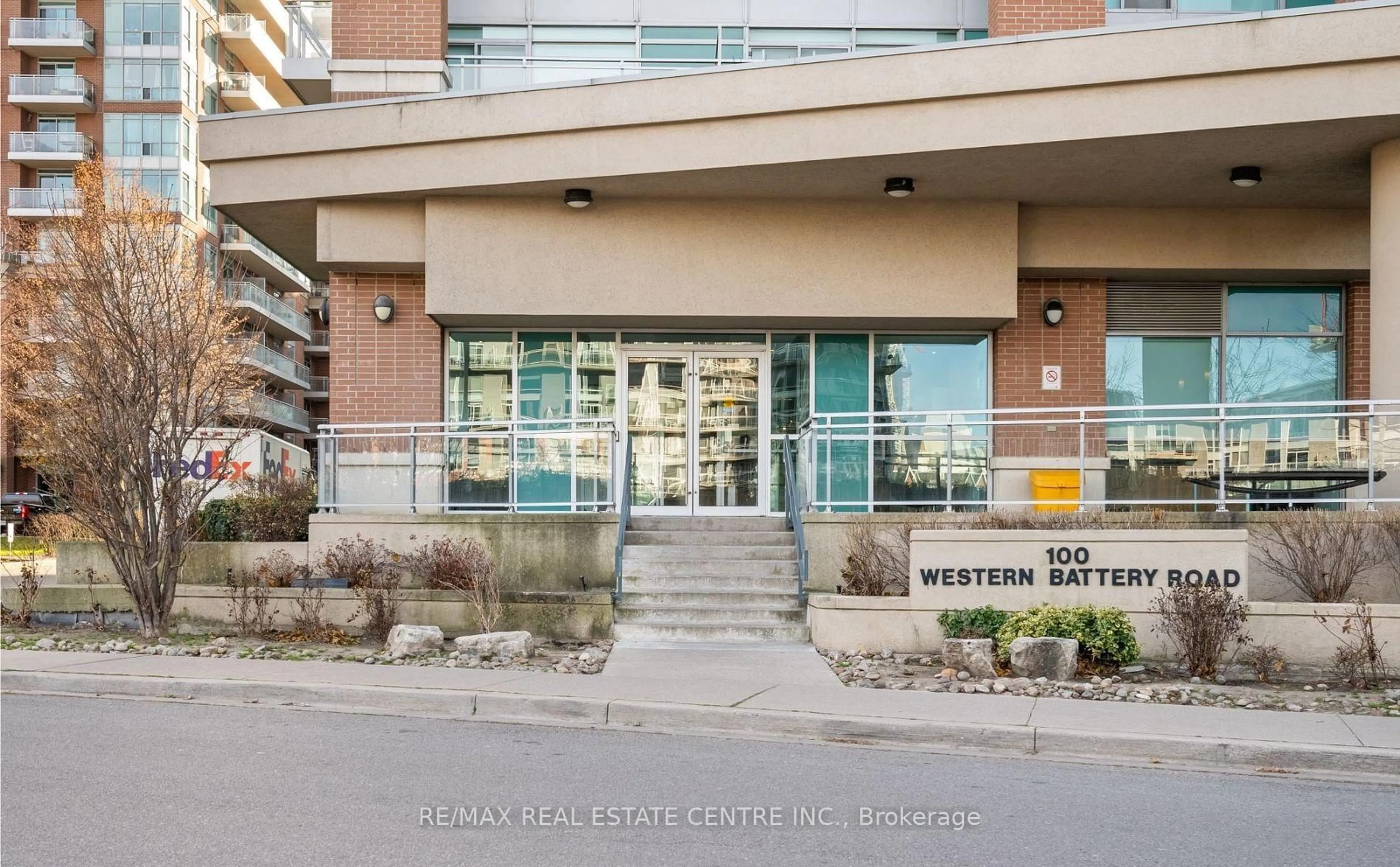 Indoor foyer for 100 Western Battery Rd #702, Toronto Ontario M6K 3S2