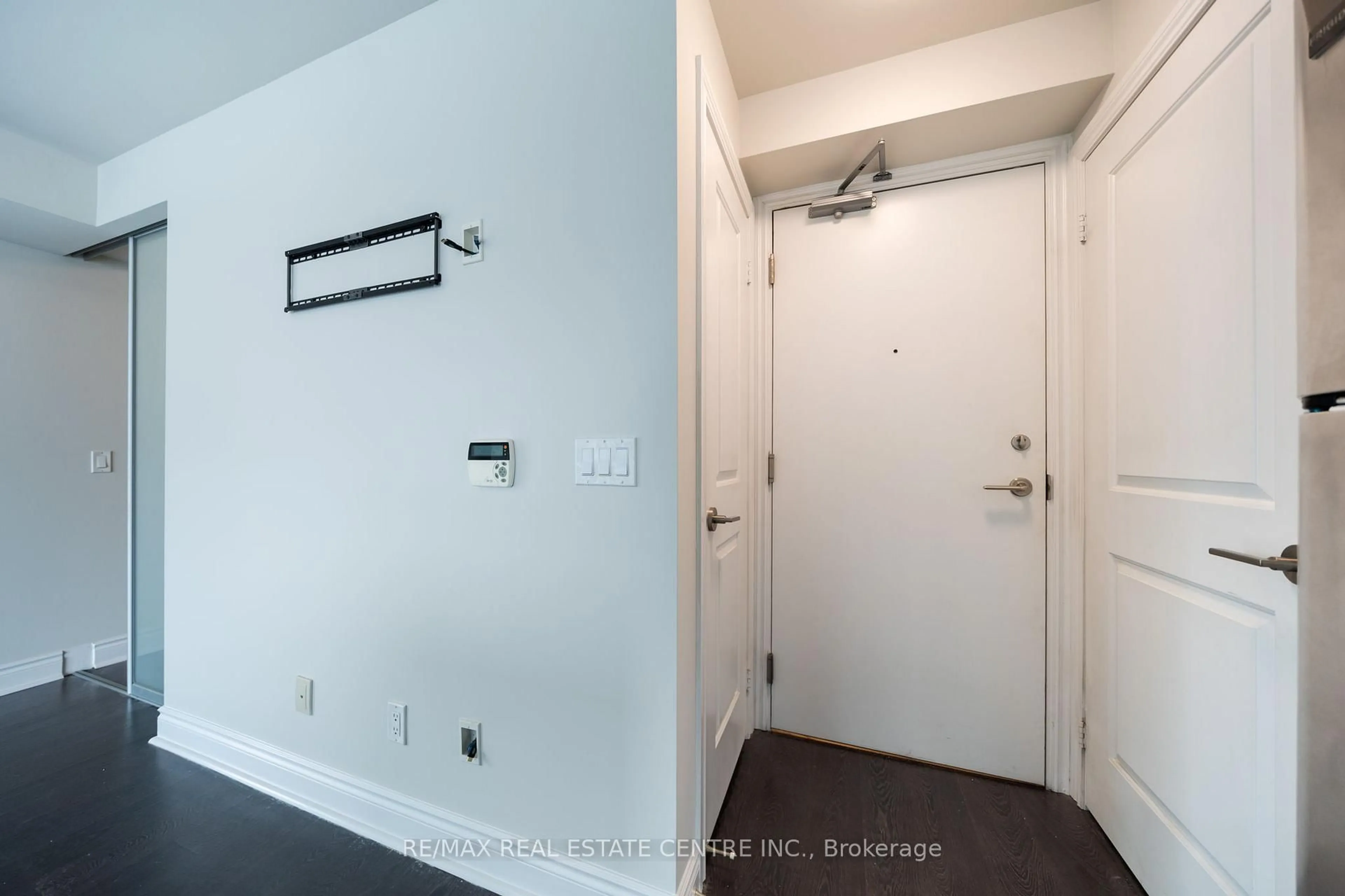 Indoor entryway for 100 Western Battery Rd #702, Toronto Ontario M6K 3S2