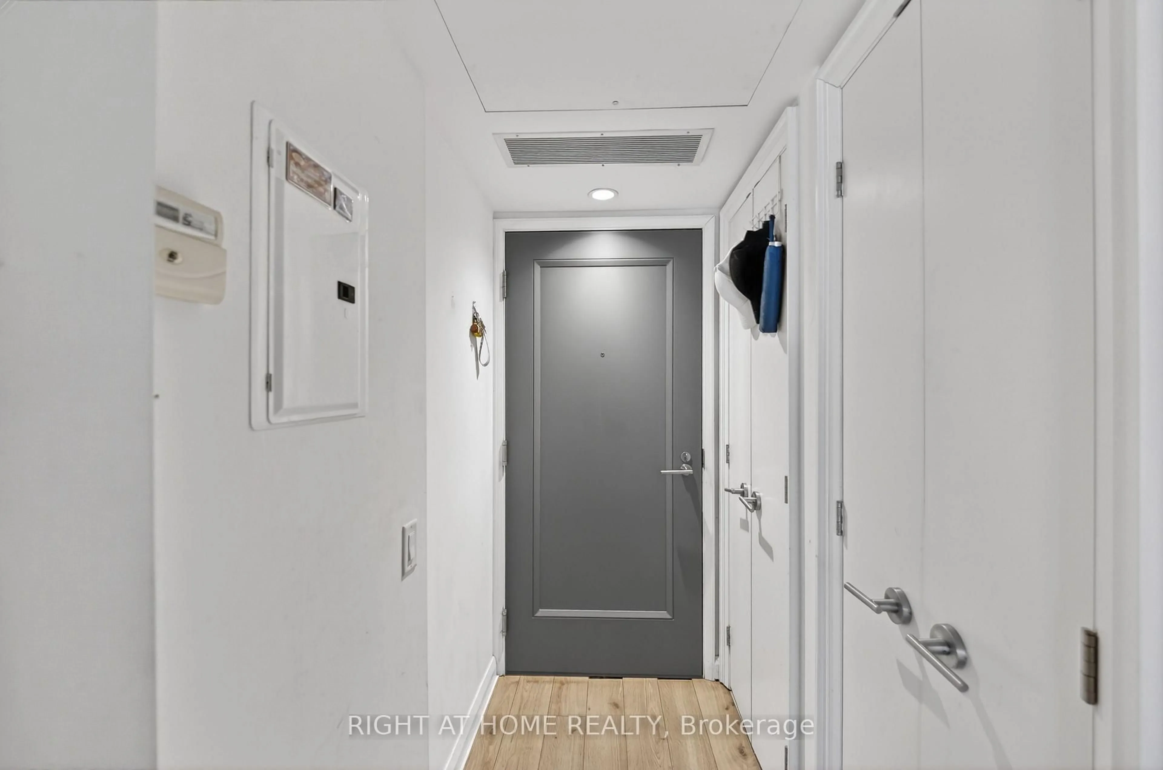 Indoor entryway for 155 Yorkville Ave #2512, Toronto Ontario M5R 1C4