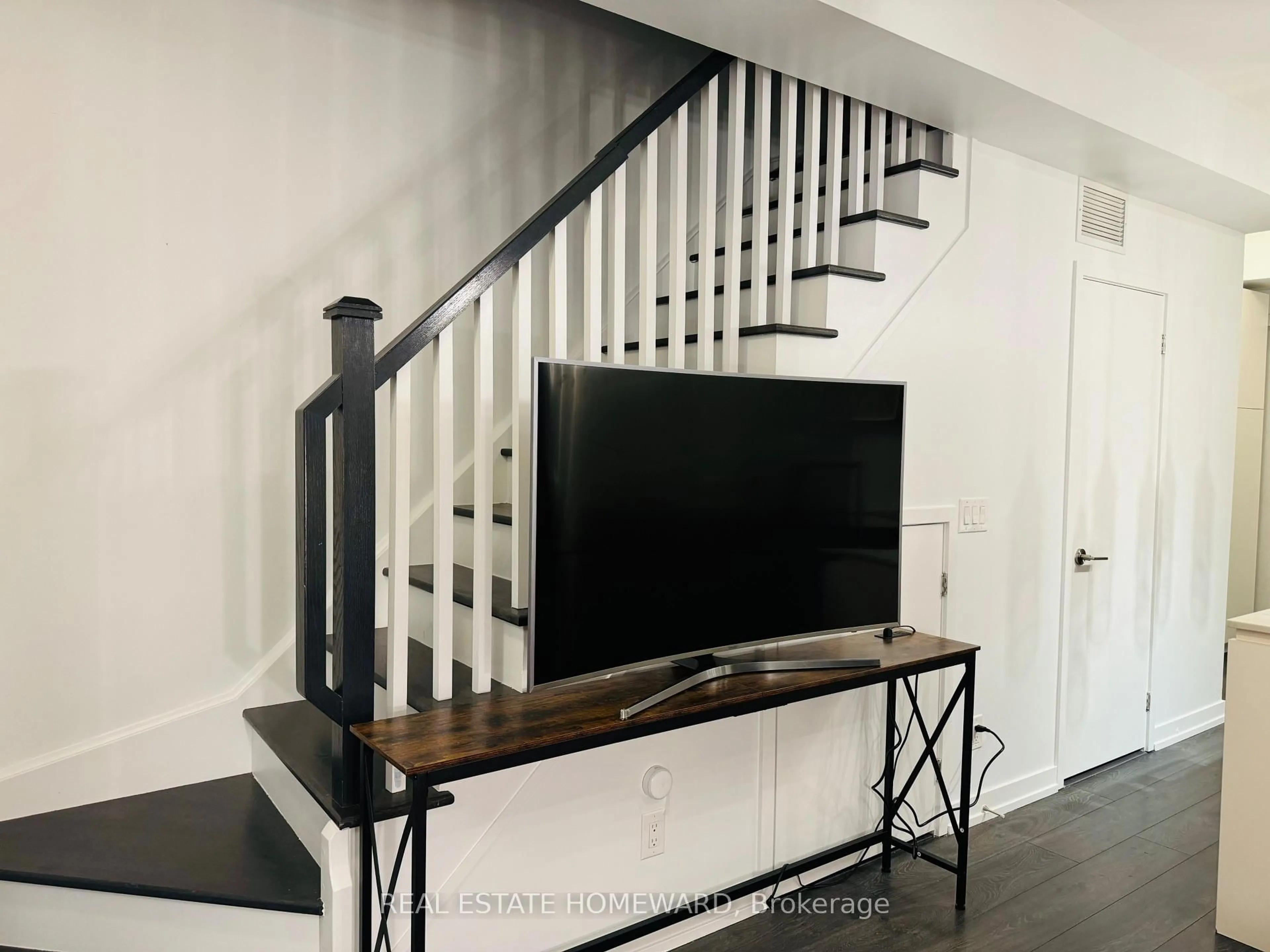 Indoor entryway for 17 St. Bartholomew St, Toronto Ontario M5A 0A3