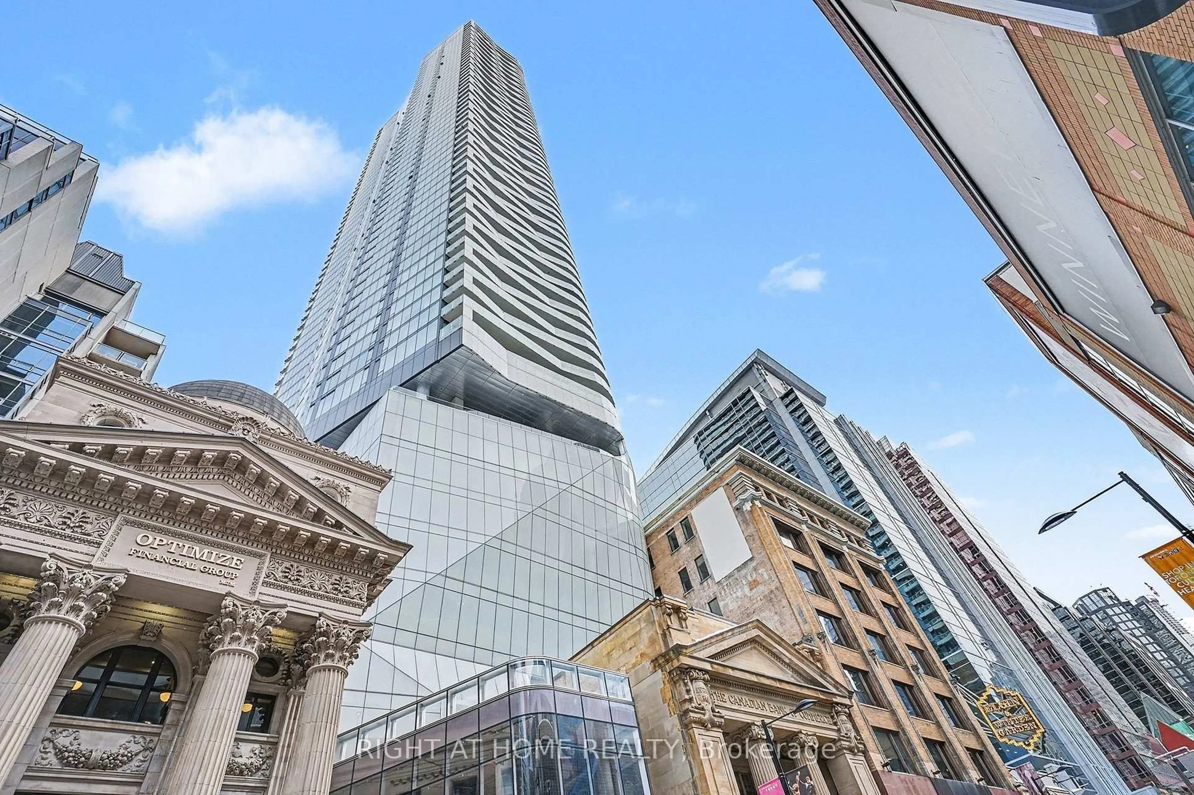 Indoor foyer for 197 Yonge St #1307, Toronto Ontario M5B 0C1