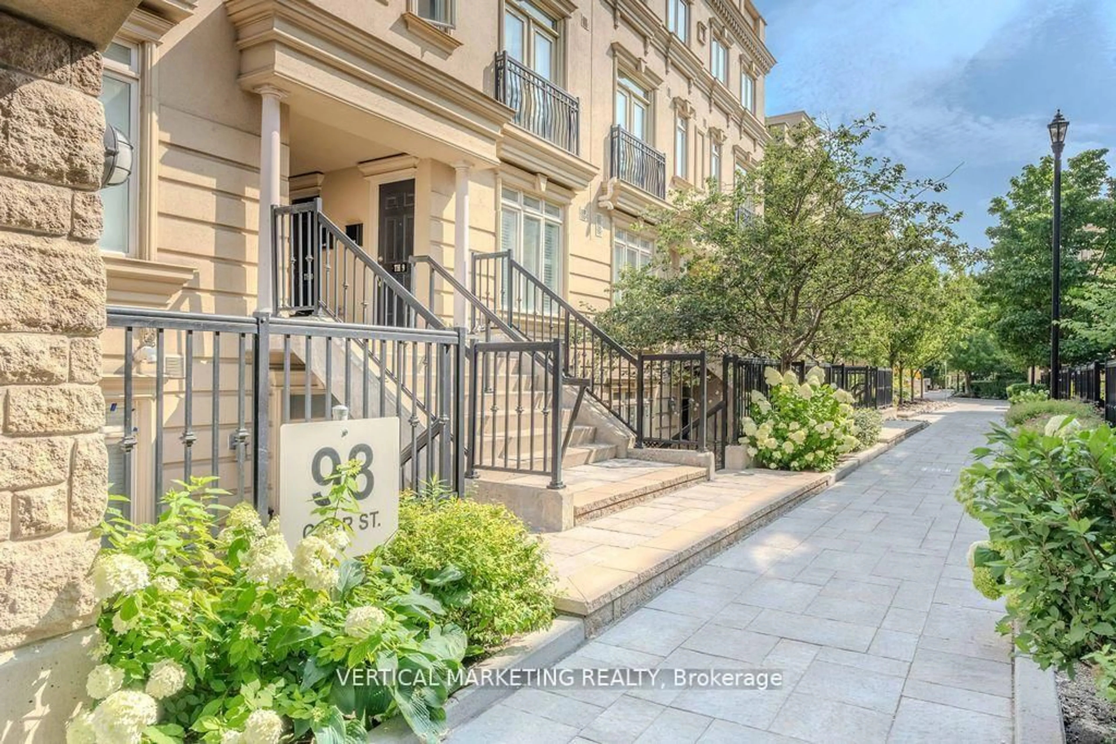 Unknown for 98 Carr St #th9, Toronto Ontario M5T 1B7