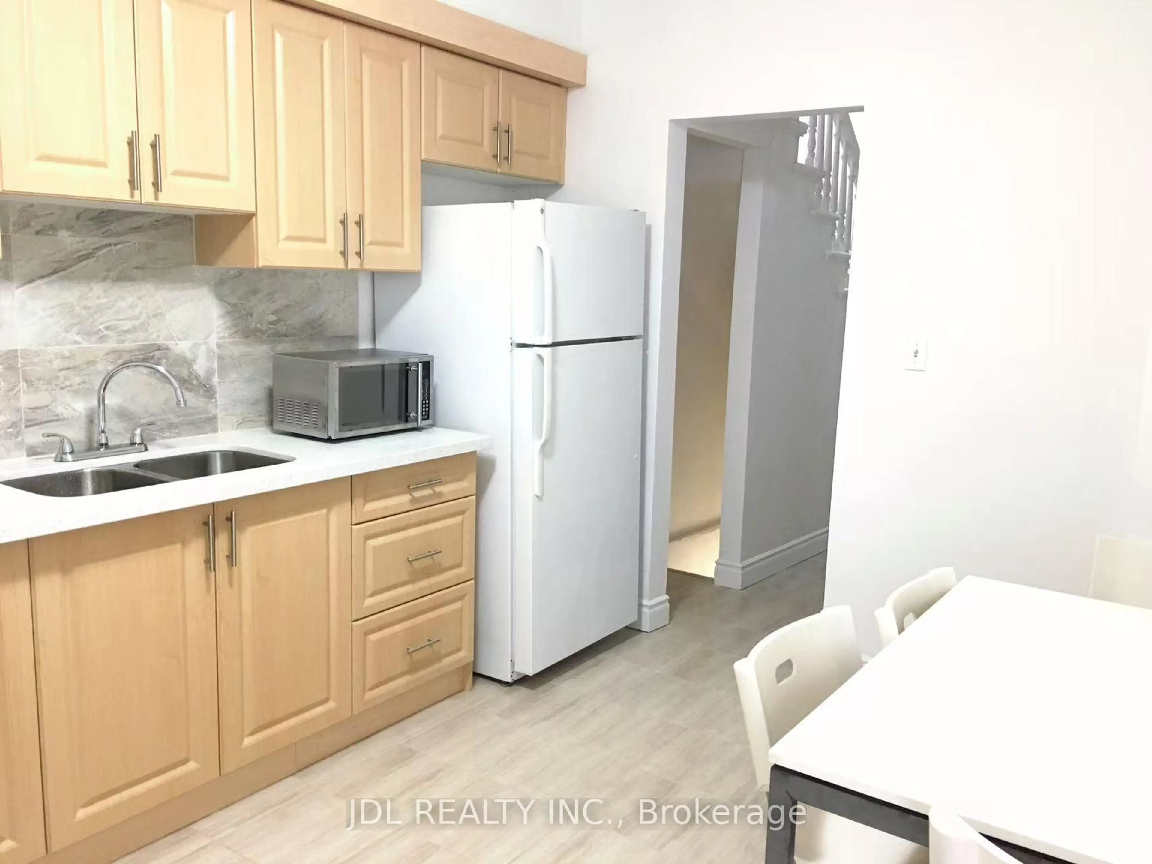 Standard kitchen, wood/laminate floor for 46 Sullivan St, Toronto Ontario M5T 1C1