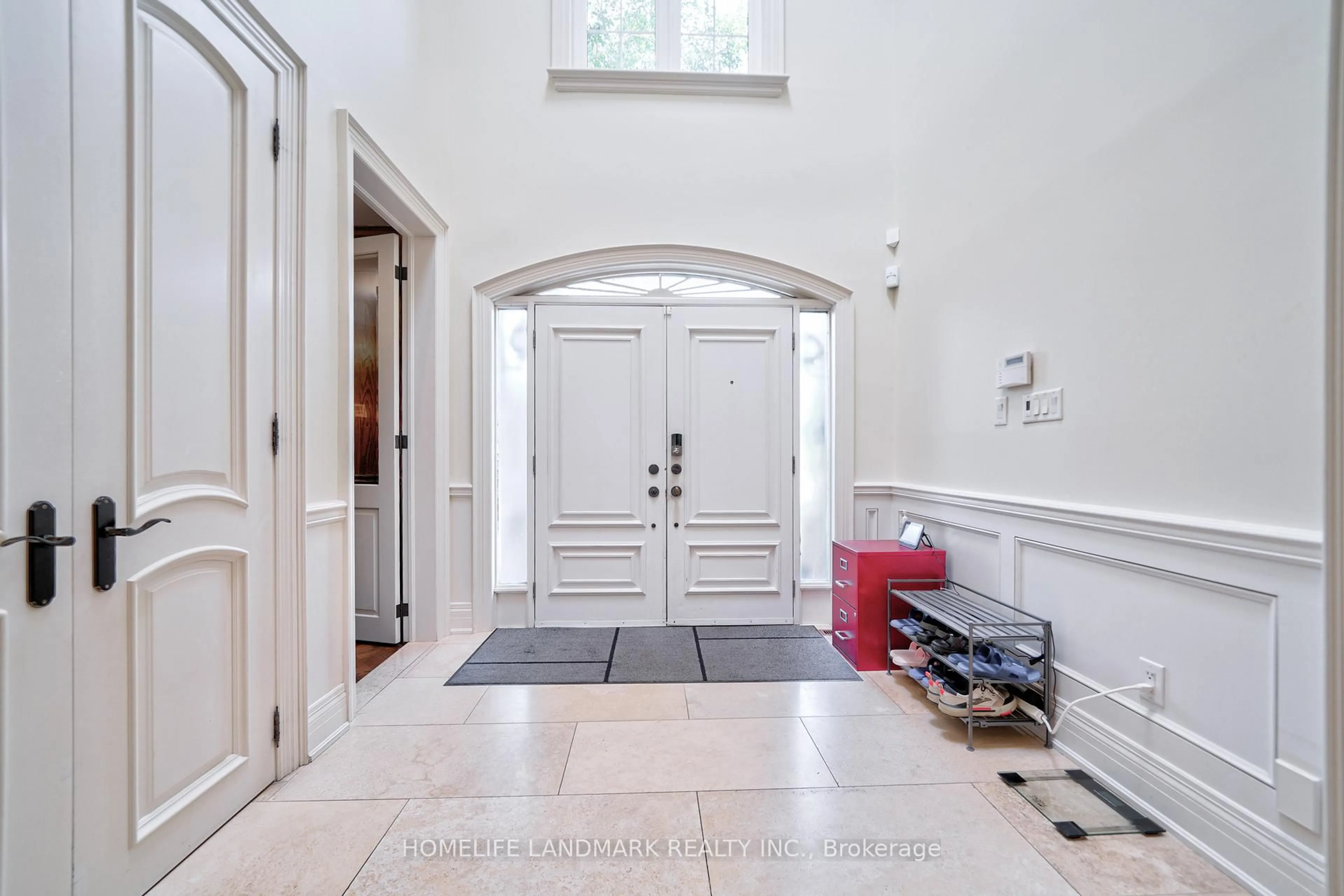 Indoor entryway for 21 Kirkdale Cres, Toronto Ontario M3B 2J7