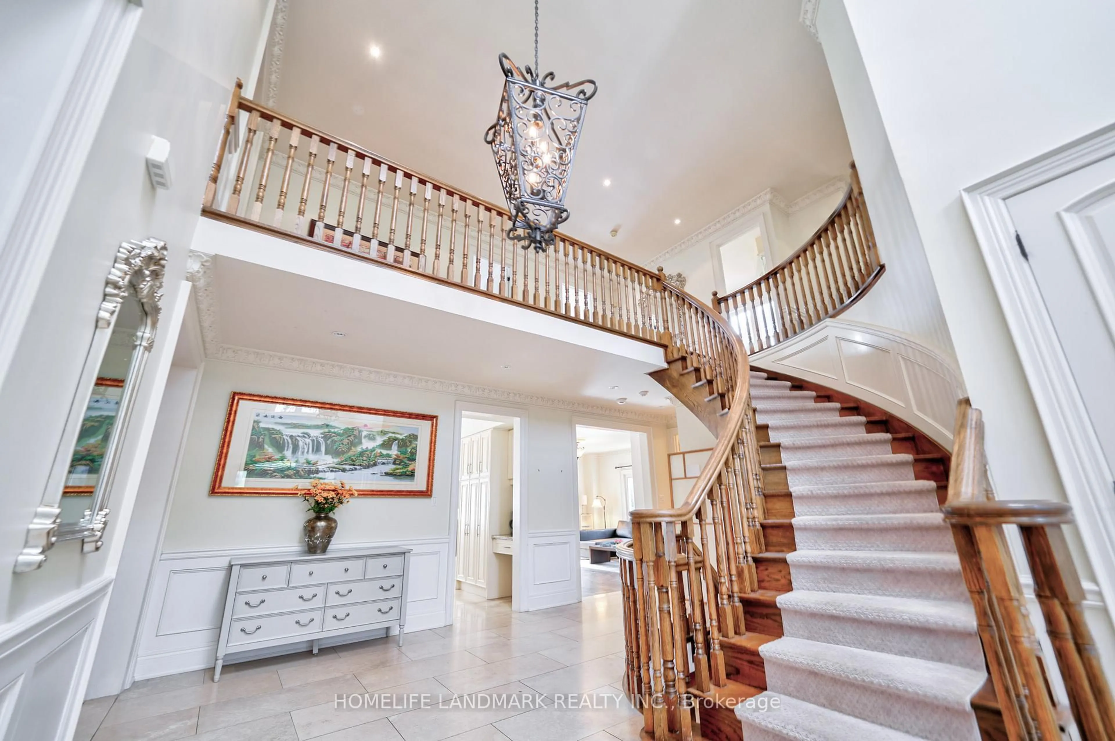 Indoor foyer for 21 Kirkdale Cres, Toronto Ontario M3B 2J7