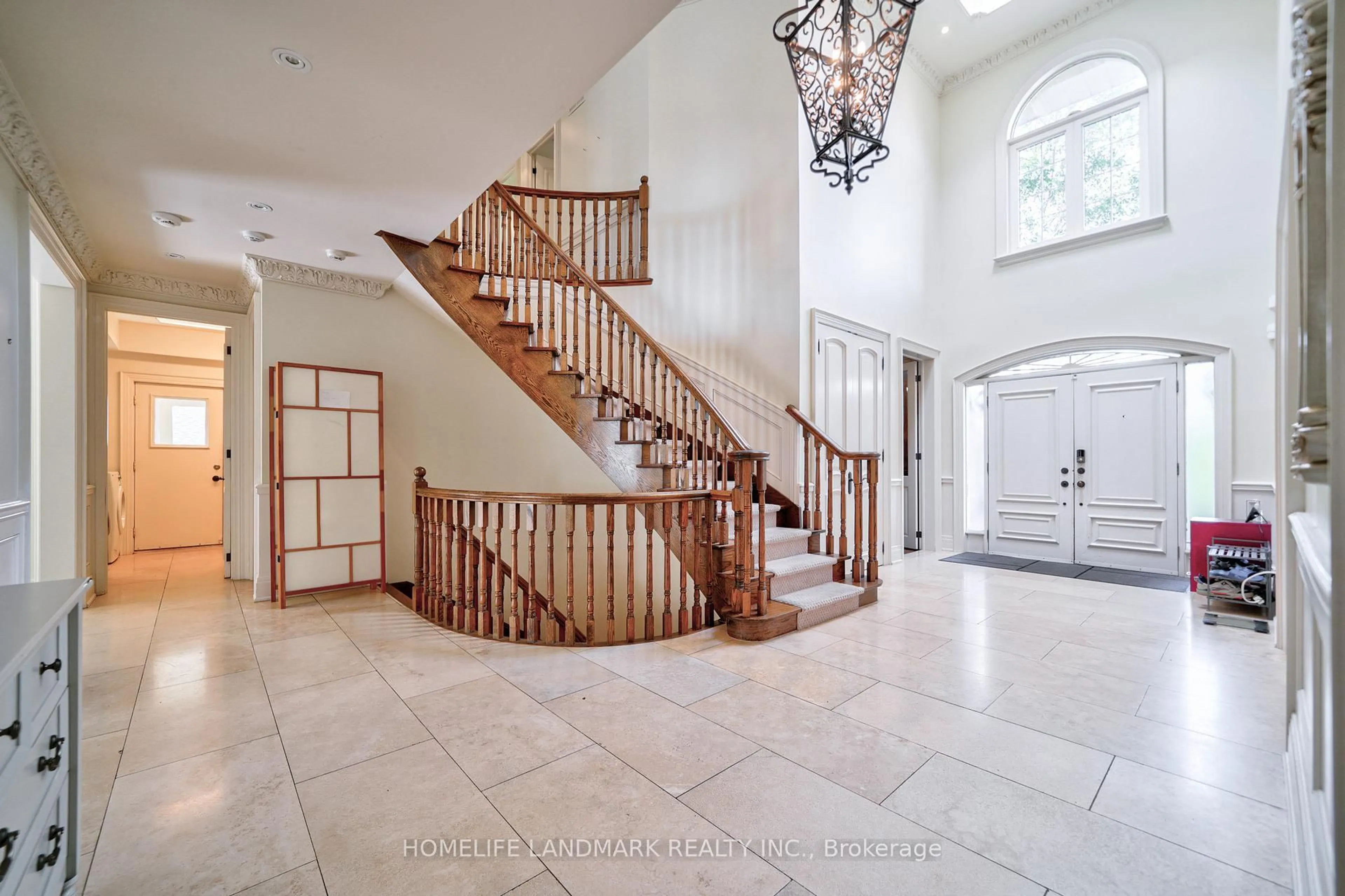 Indoor foyer for 21 Kirkdale Cres, Toronto Ontario M3B 2J7