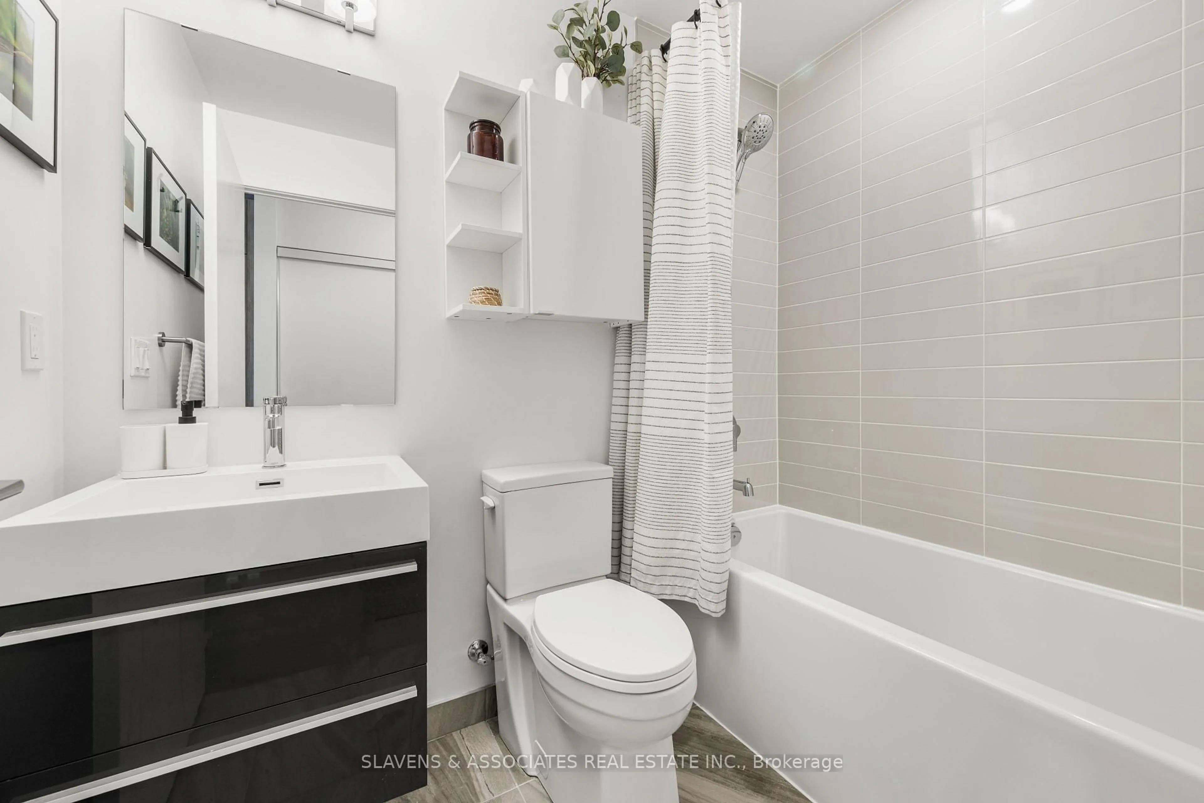 Standard bathroom, ceramic/tile floor for 181 Bedford Rd #410, Toronto Ontario M5R 0C2