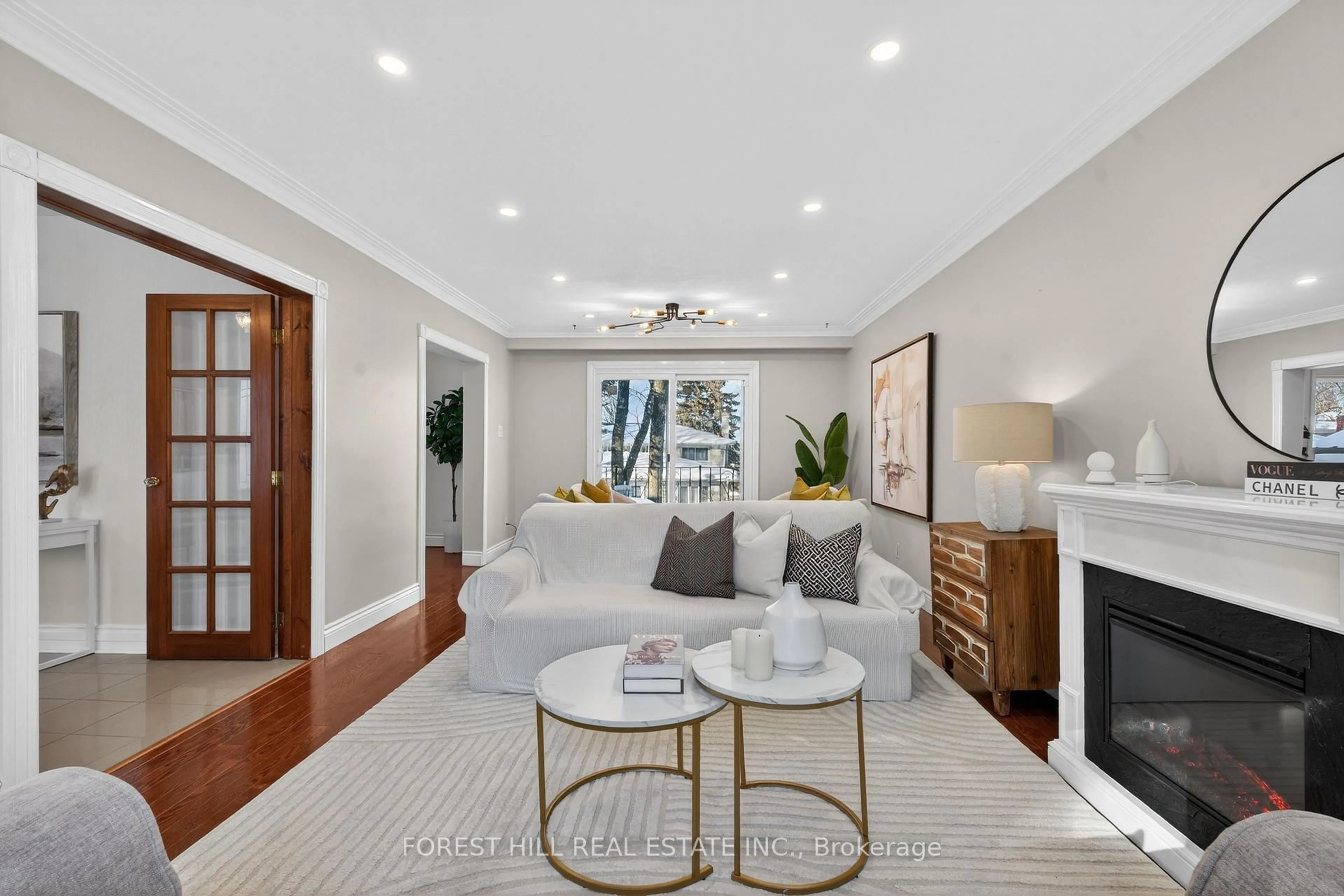 Living room with furniture, unknown for 2 Fleming Dr, Toronto Ontario M2K 2Y3