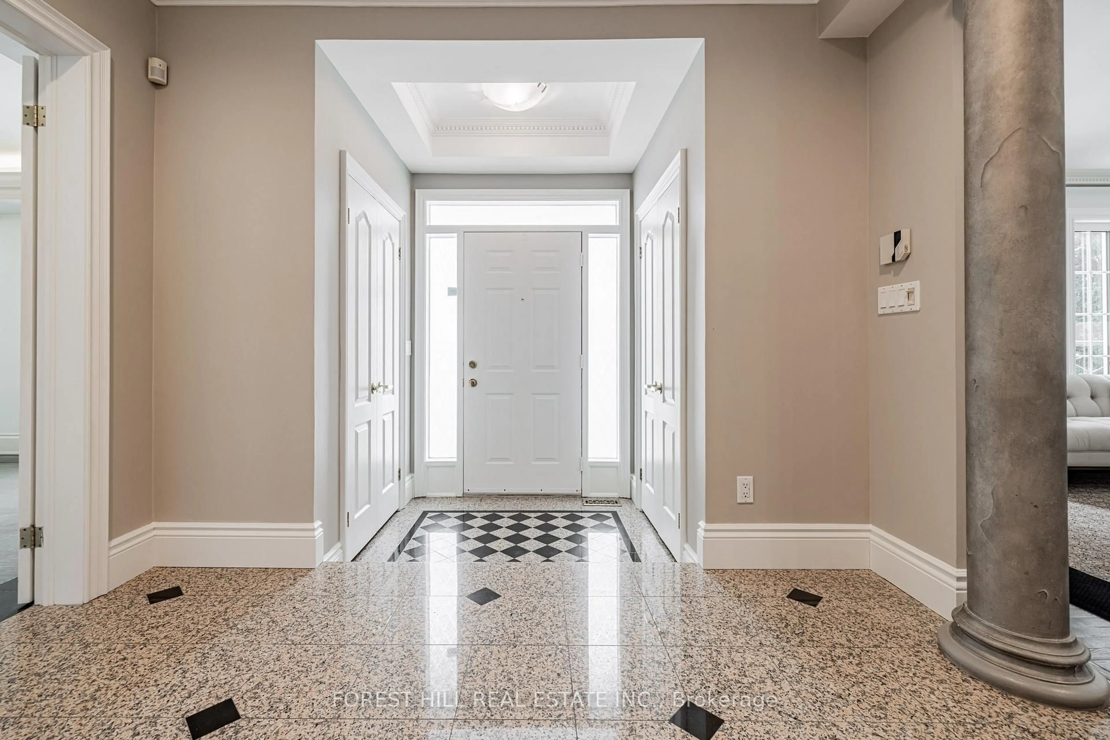 Indoor entryway for 72 Aldershot Cres, Toronto Ontario M2P 1M1
