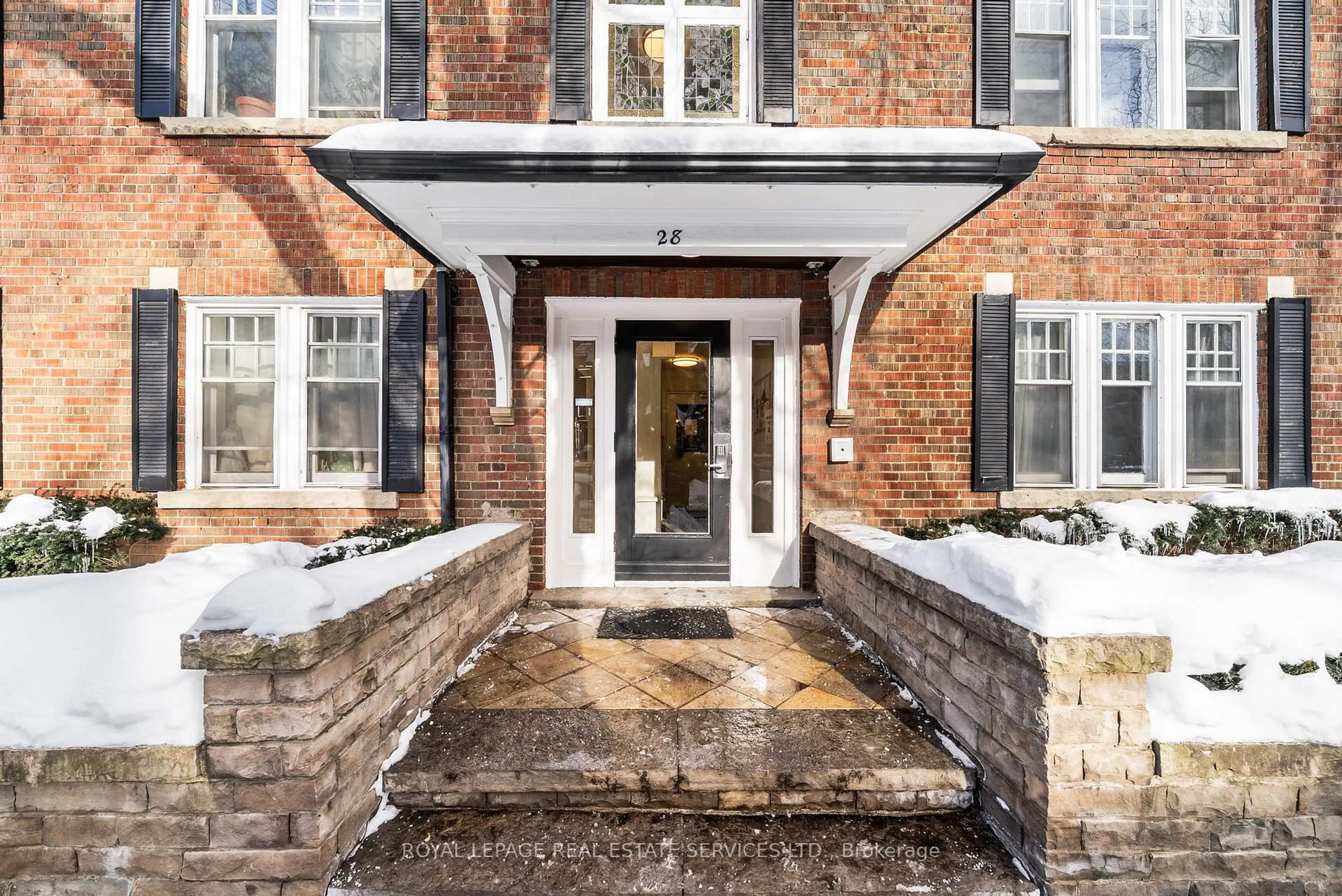 Indoor entryway for 28 Macpherson Ave, Toronto Ontario M5R 1W8