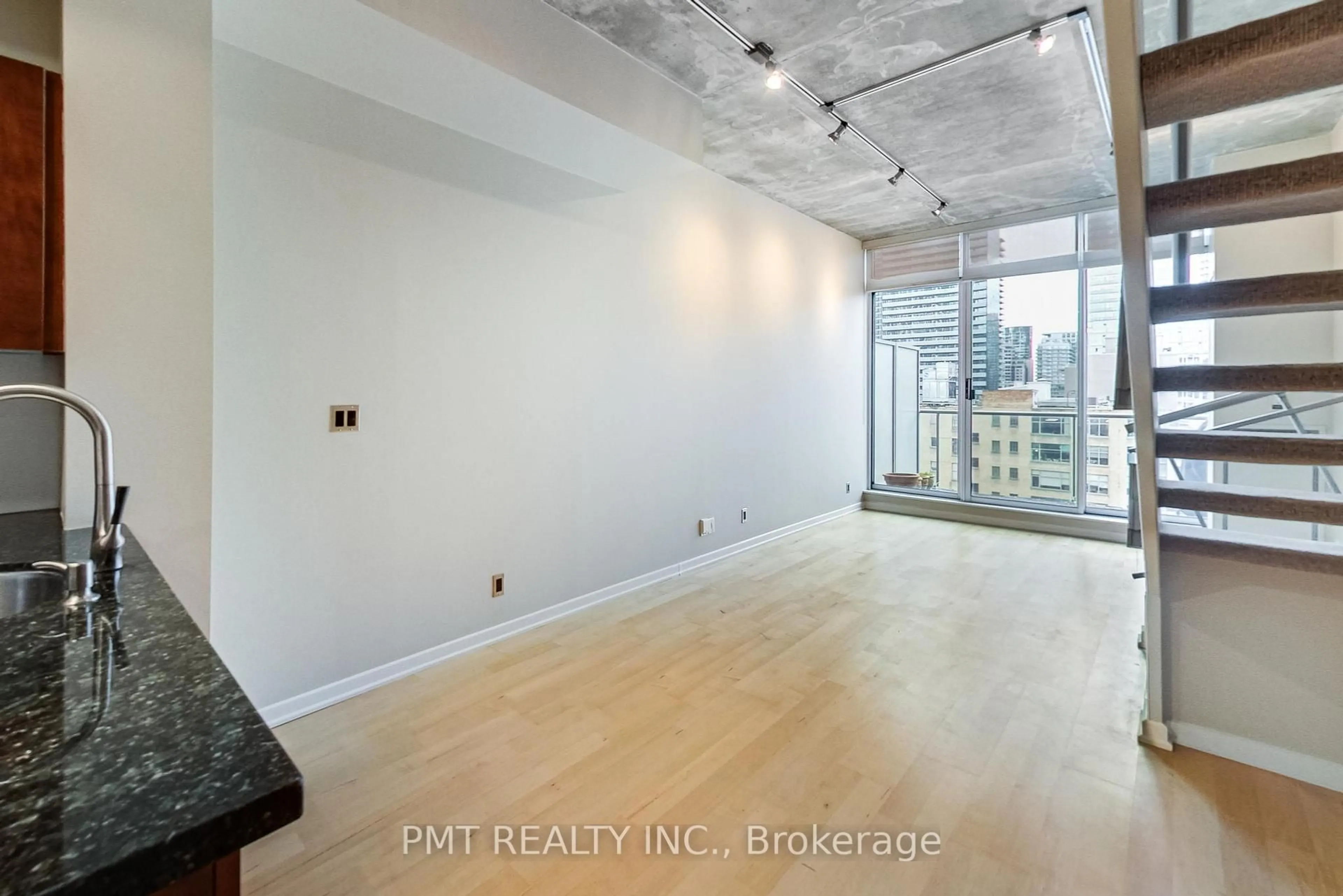 A pic of a room for 388 Richmond St #905, Toronto Ontario M5V 3P1