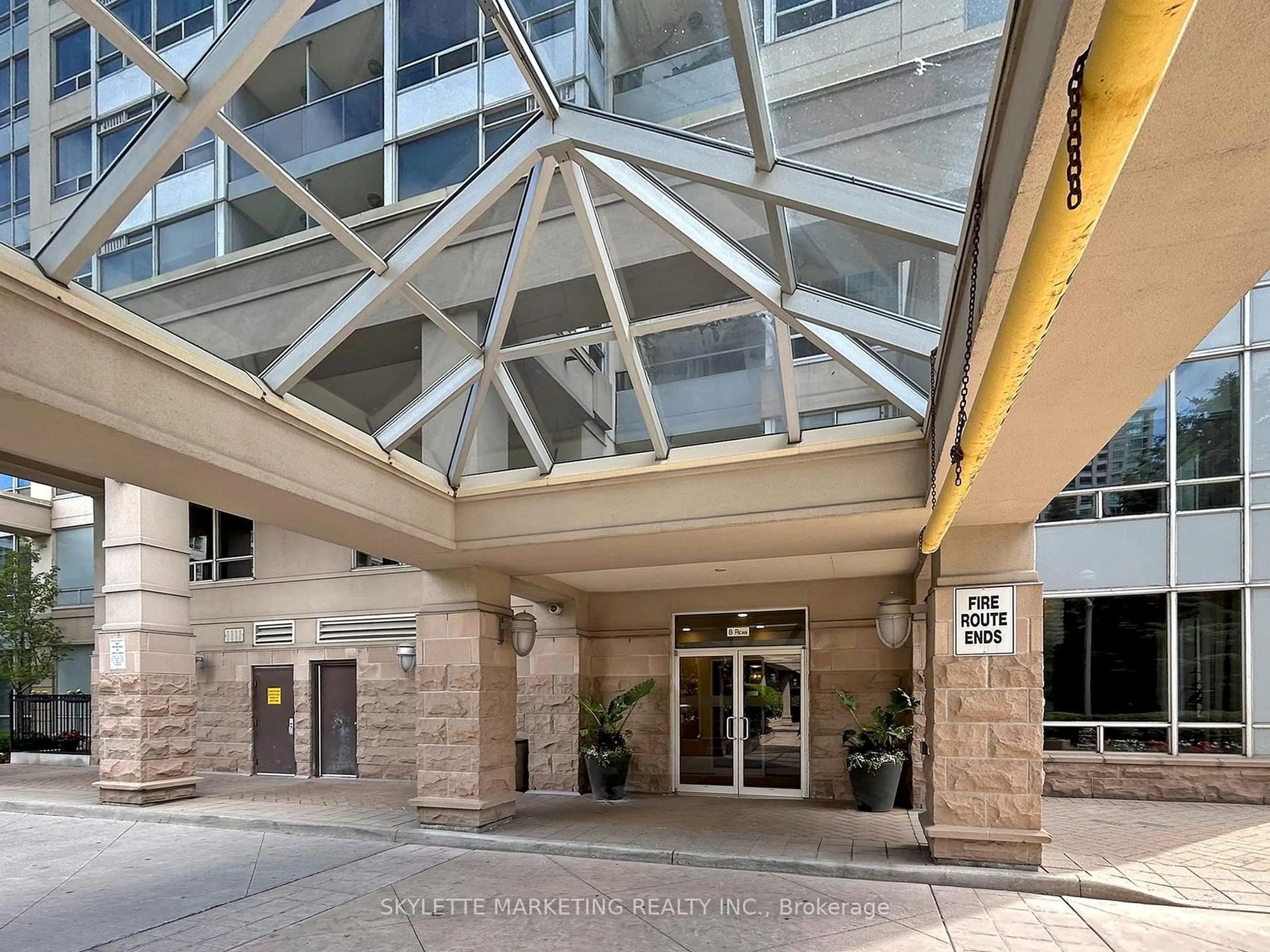 Indoor foyer for 8 Rean Dr #GV216, Toronto Ontario M2K 3B9