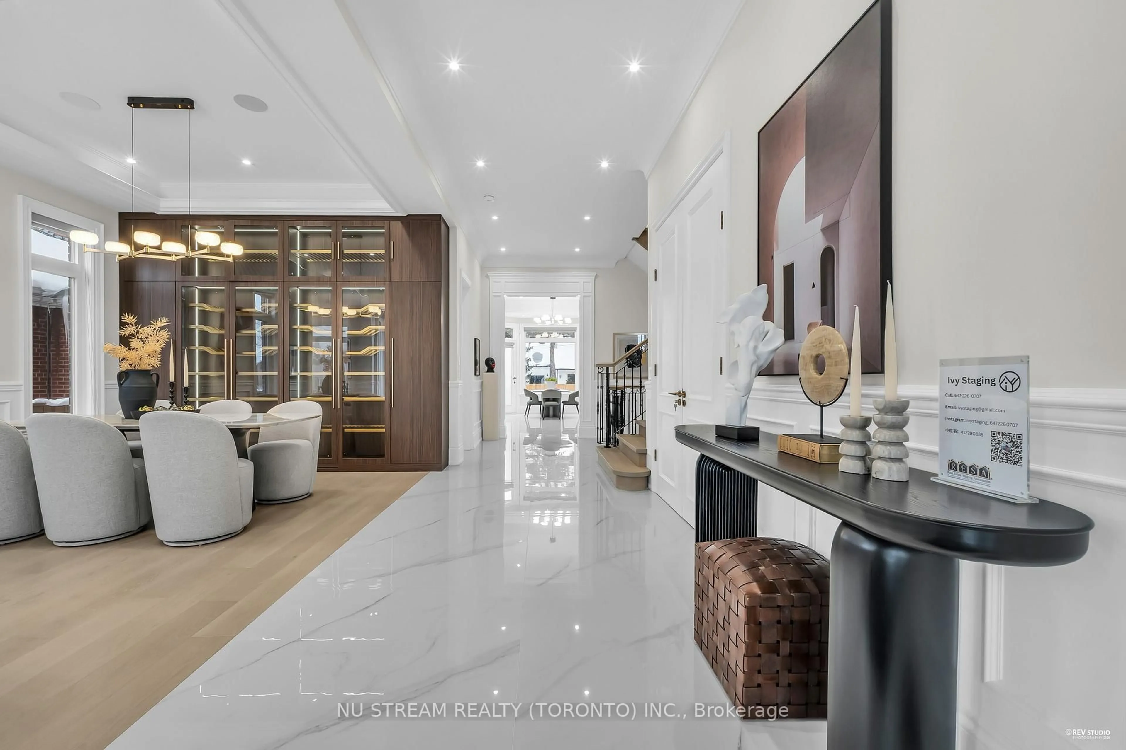 Indoor foyer for 108 Abitibi Ave, Toronto Ontario M2M 2V6