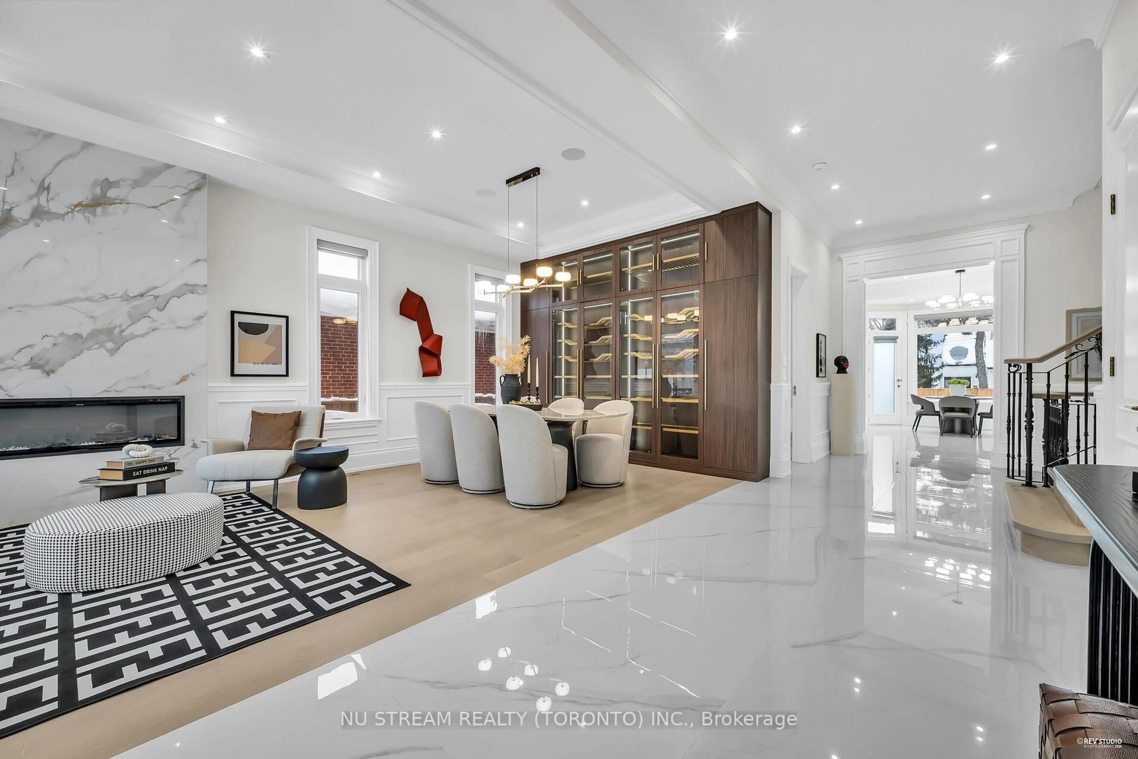 Indoor foyer for 108 Abitibi Ave, Toronto Ontario M2M 2V6