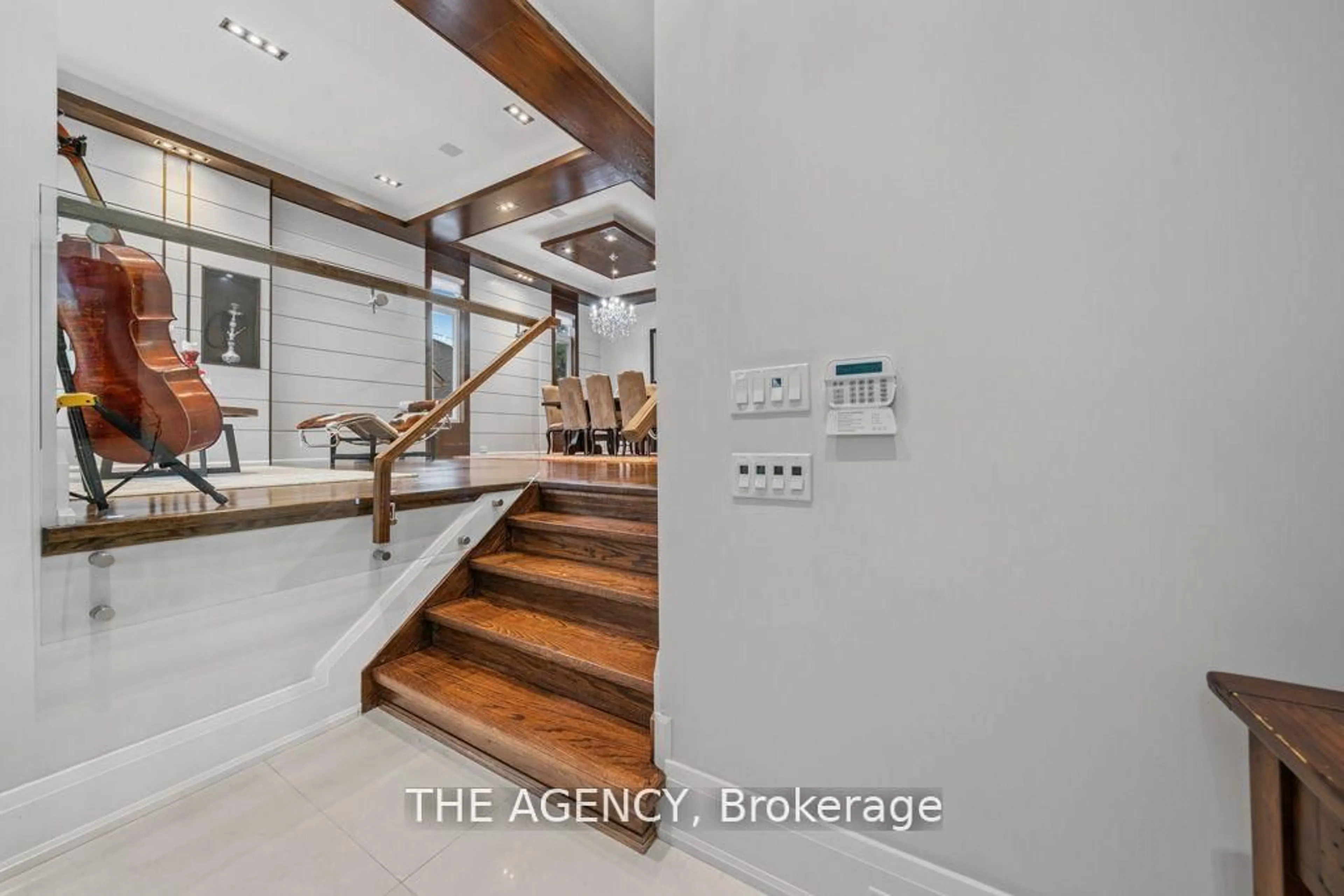 Indoor foyer for 52 Carmichael Ave, Toronto Ontario M5M 2W7