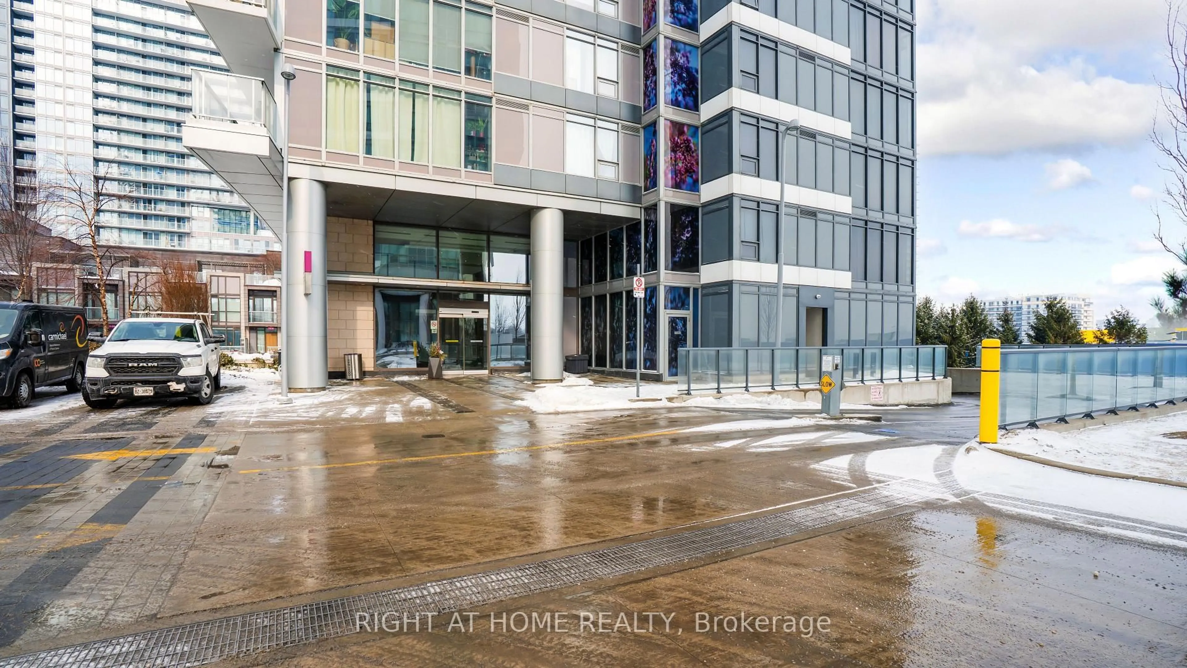 Indoor foyer for 121 McMahon Dr #317, Toronto Ontario M2K 0C1