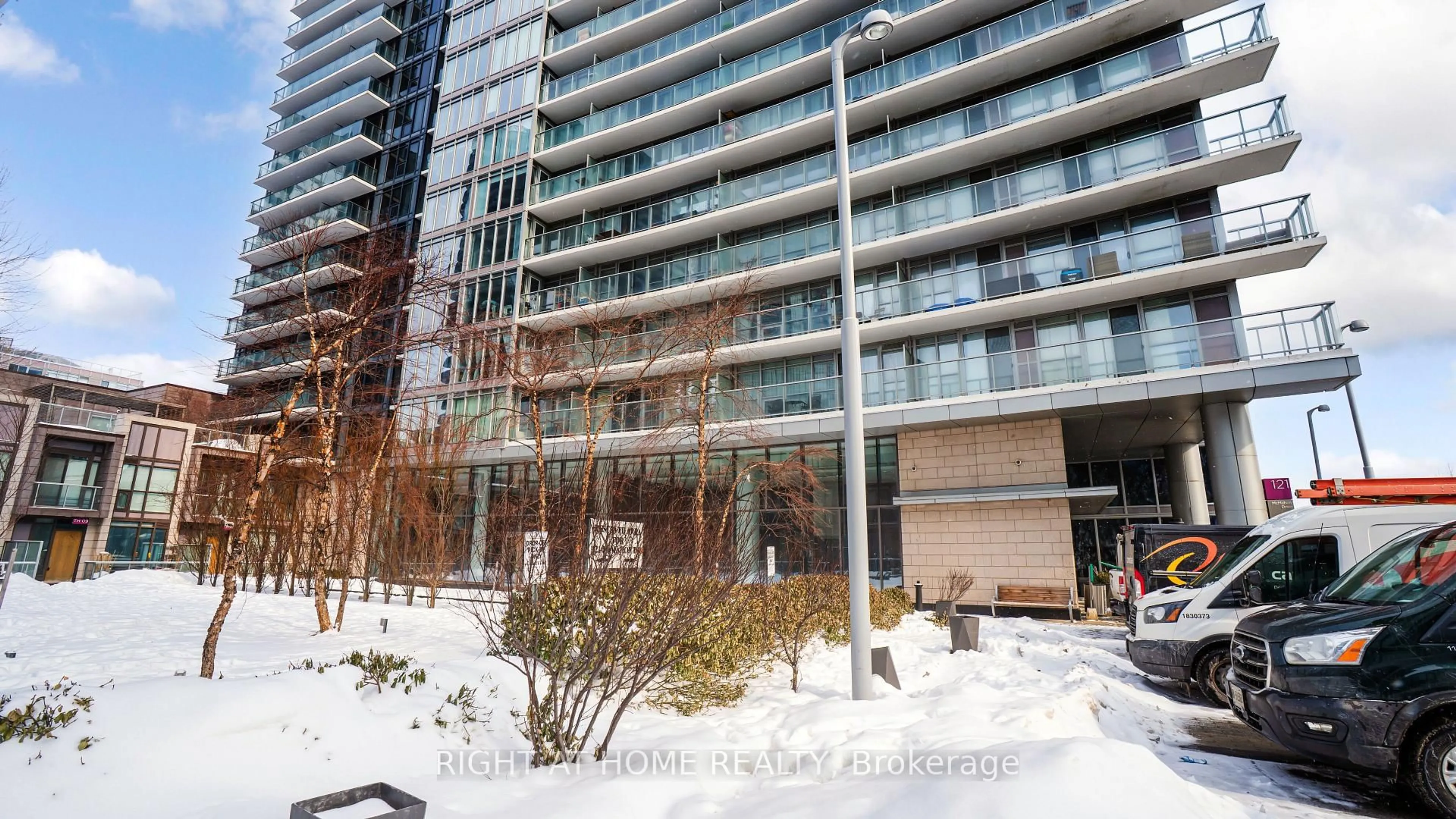 Indoor foyer for 121 McMahon Dr #317, Toronto Ontario M2K 0C1