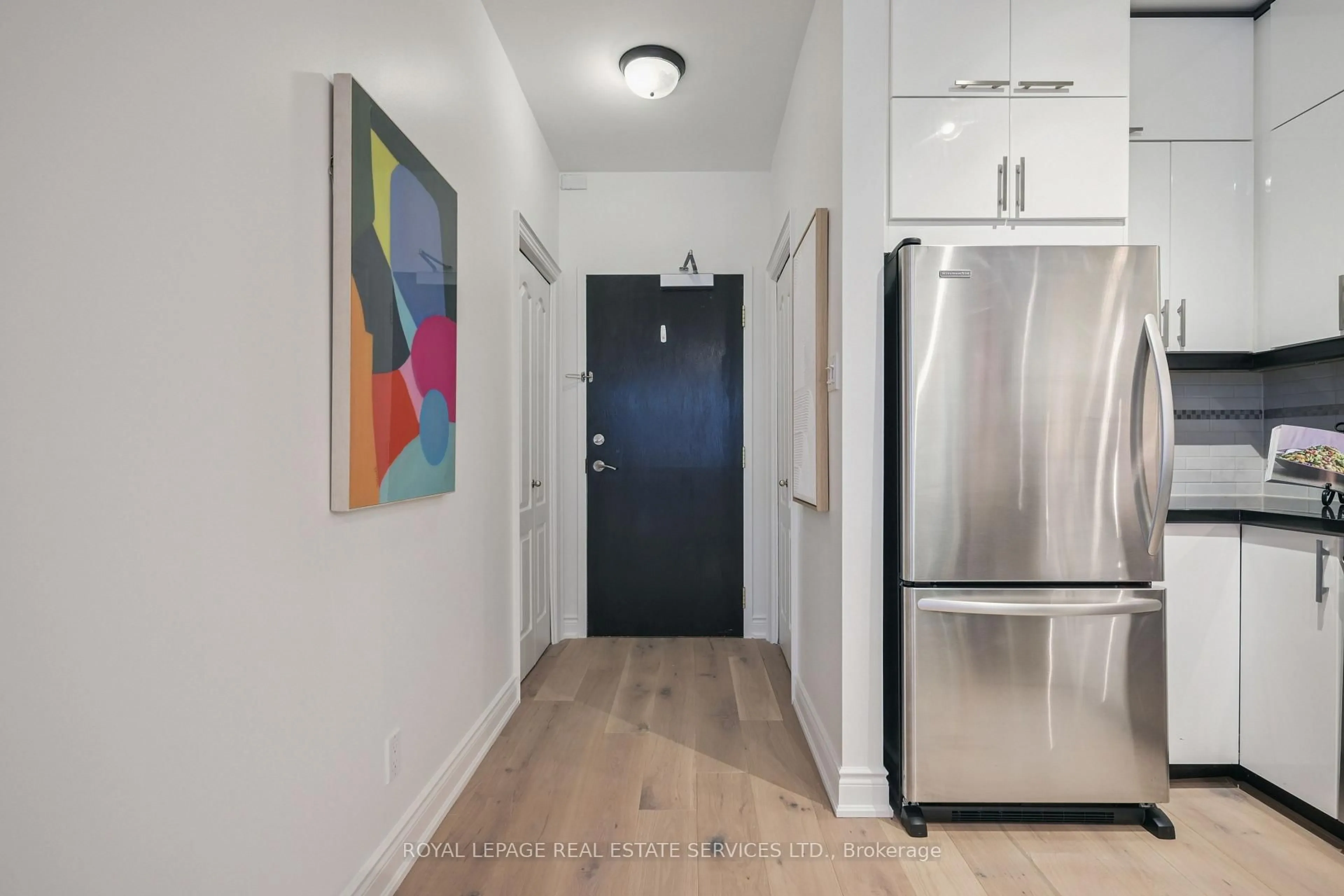 Indoor entryway for 393 King St #904, Toronto Ontario M5V 3G8