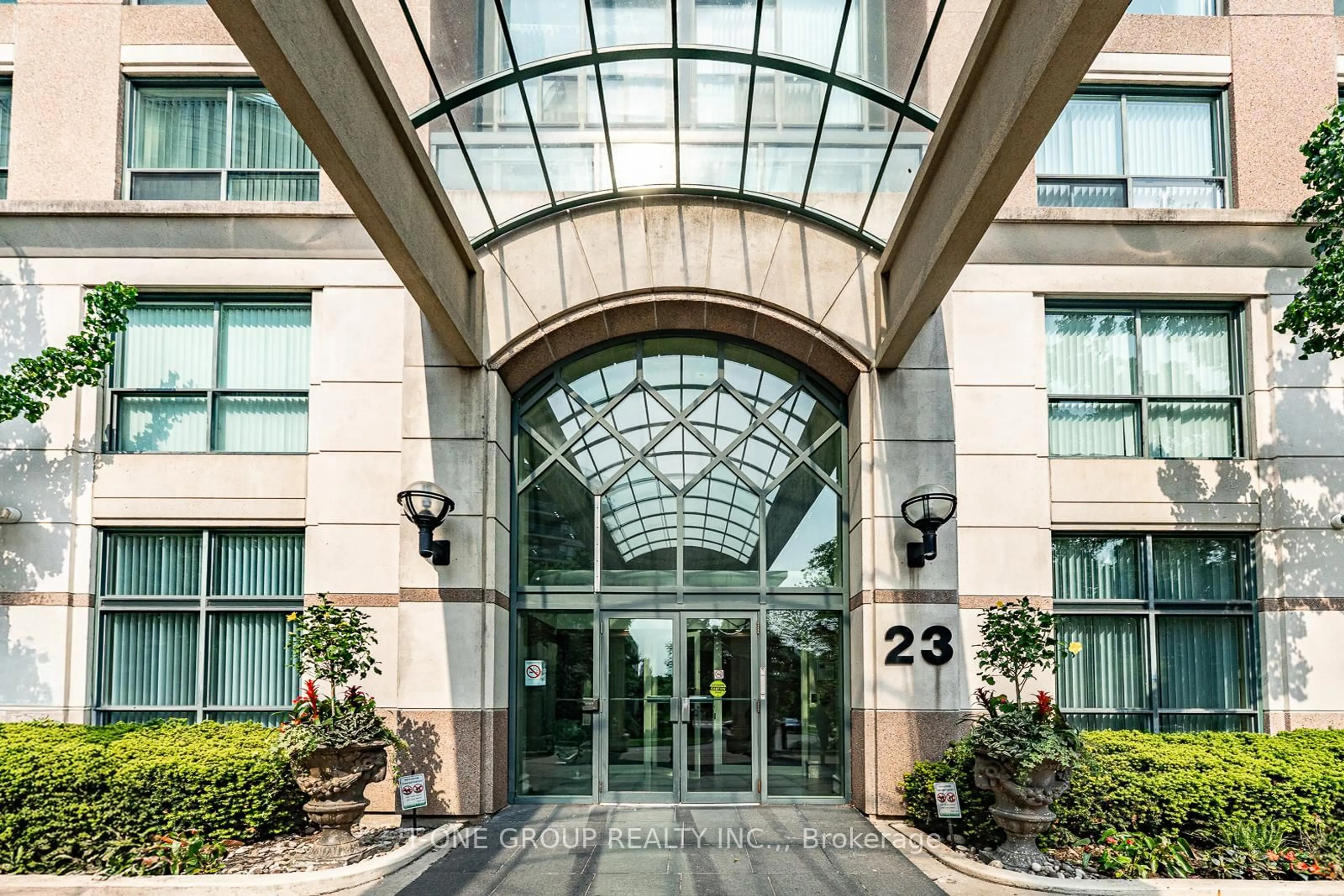 Indoor foyer for 23 Lorraine Dr #LPH10, Toronto Ontario M2N 6Z6