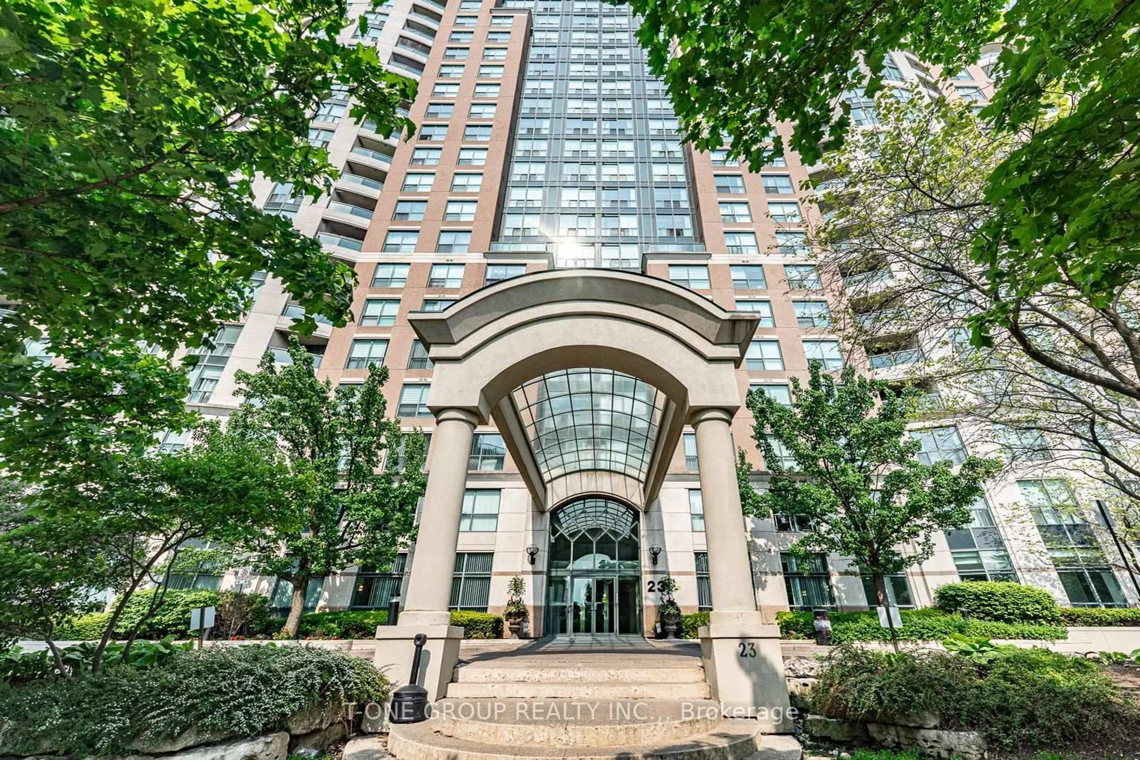 Indoor foyer for 23 Lorraine Dr #LPH10, Toronto Ontario M2N 6Z6