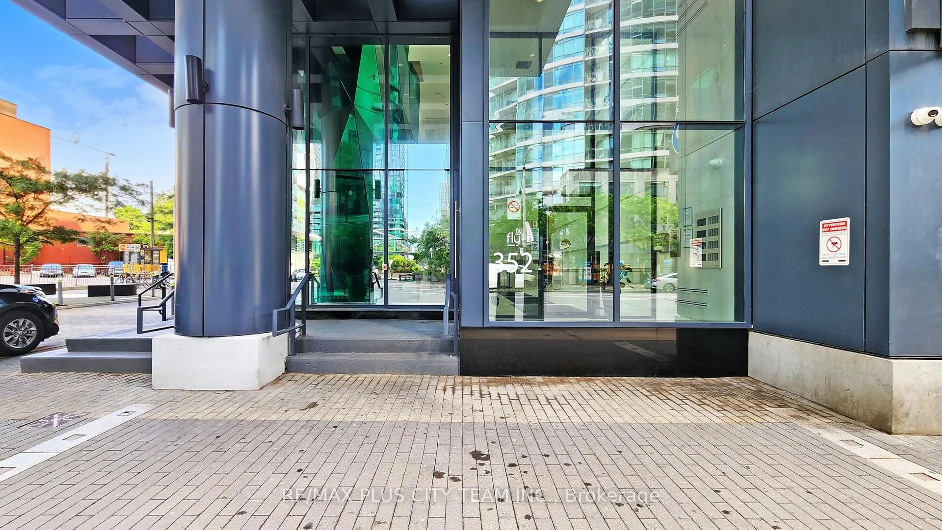 Indoor foyer for 352 Front St #1212, Toronto Ontario M5V 0K3