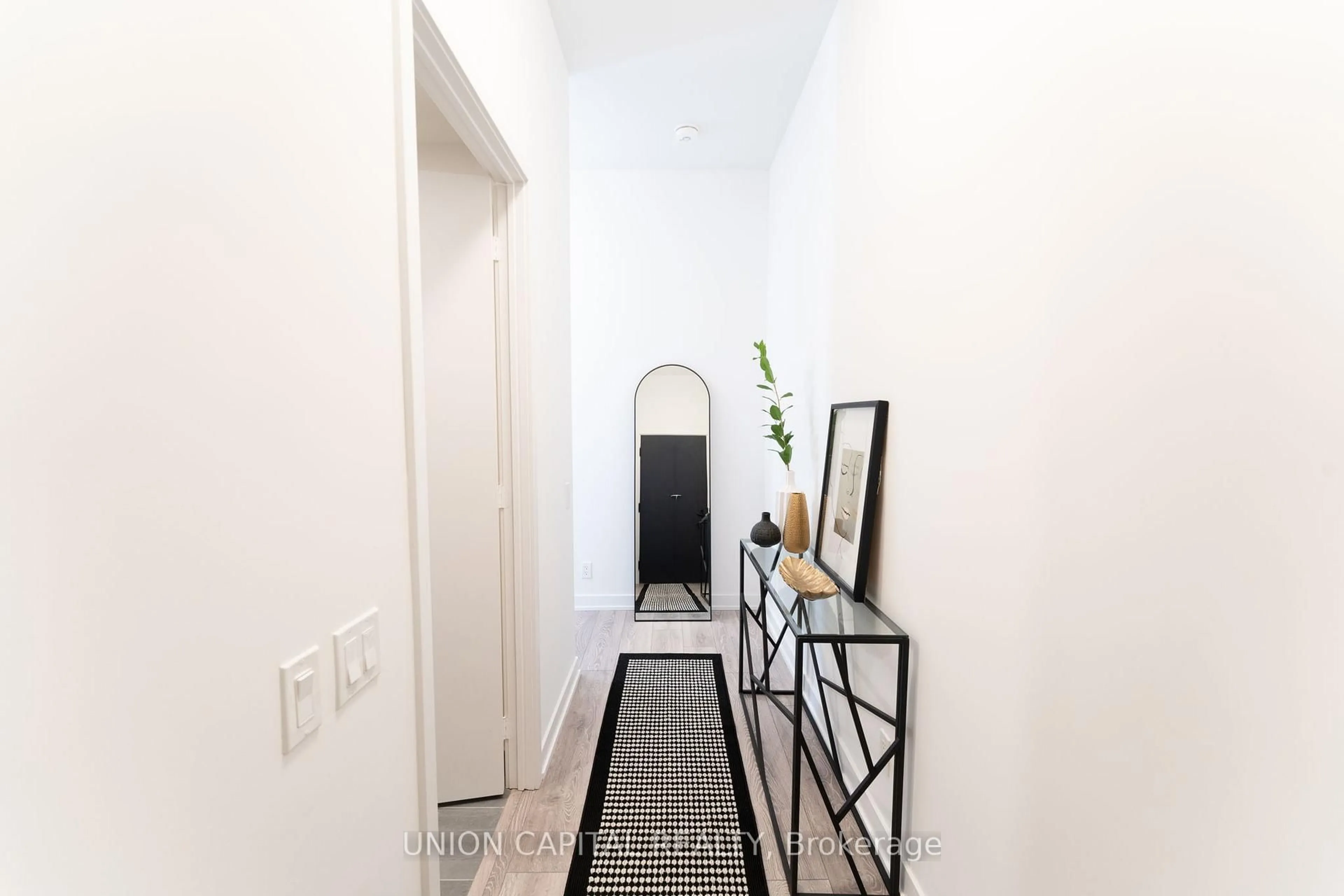 Indoor entryway for 108 Peter St #301, Toronto Ontario M5V 0W2